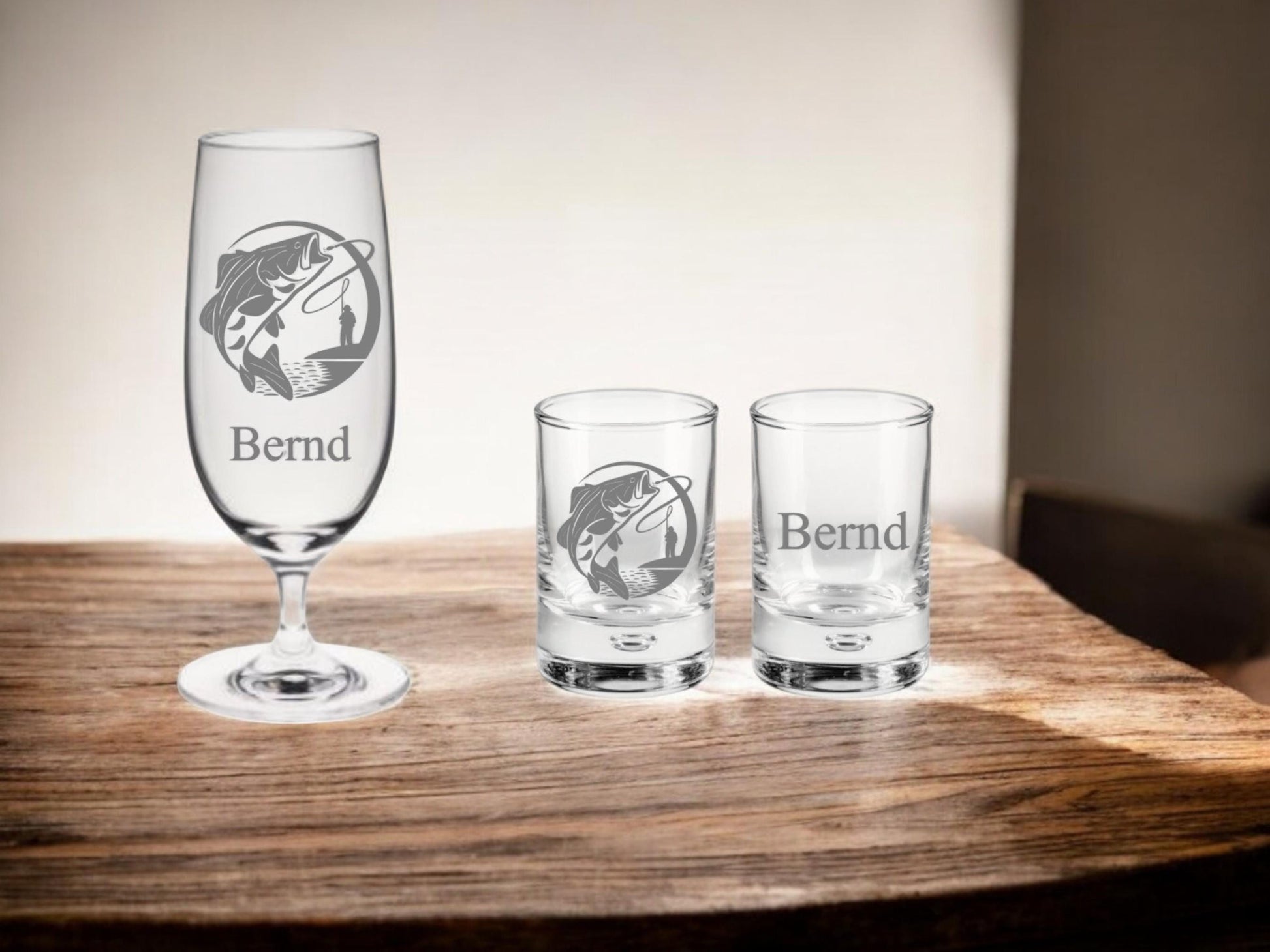 Bierglas oder Schnapsglas mit Anglermotiv + Namen, graviert, Geschenk personalisiert, für Angler, Fisch und Angel, auch in Set, Art.-Nr.AG1