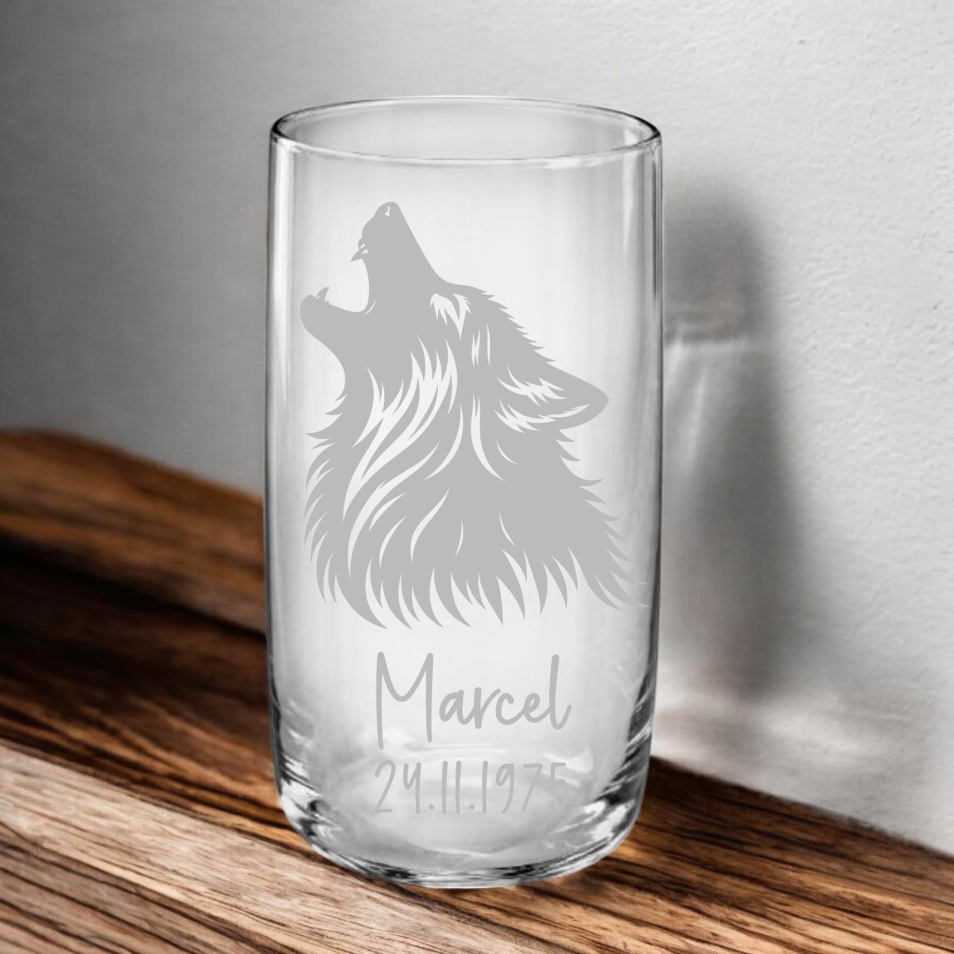 Trinkglas mit Wolf und deinem Wunschnamen, schönes Geschenk für Wolf Fans, auf Wunsch auch mit Datum, für viele Getränke geeignet