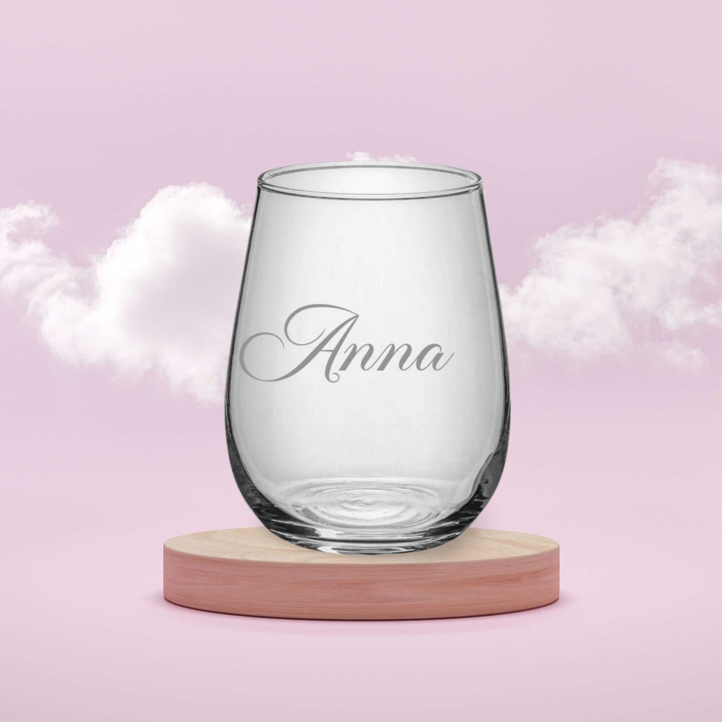 Graviertes Glas mit Namen – Perfekte Personalisierung für Ihre Hochzeitstafel und den gedeckten Tisch zu Hause