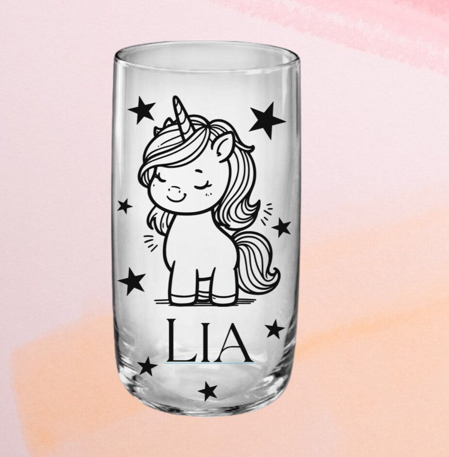 Graviertes Trinkglas mit Einhorn und Namen für Kinder, gut geeignet für kleine Kinderhände, ideales Geschenk zum Geburtstag o.a. Kindertag