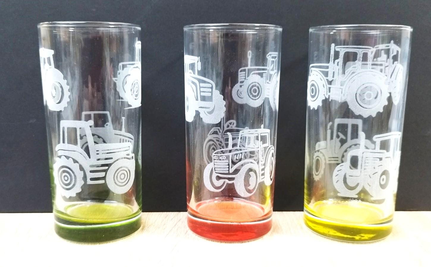 3 Traktorgläser im Set, versch. Traktoren, versch. farbige Glasböden, Geschenk für Traktorfans, spülmaschinenfest, Art.-Nr. Tr001