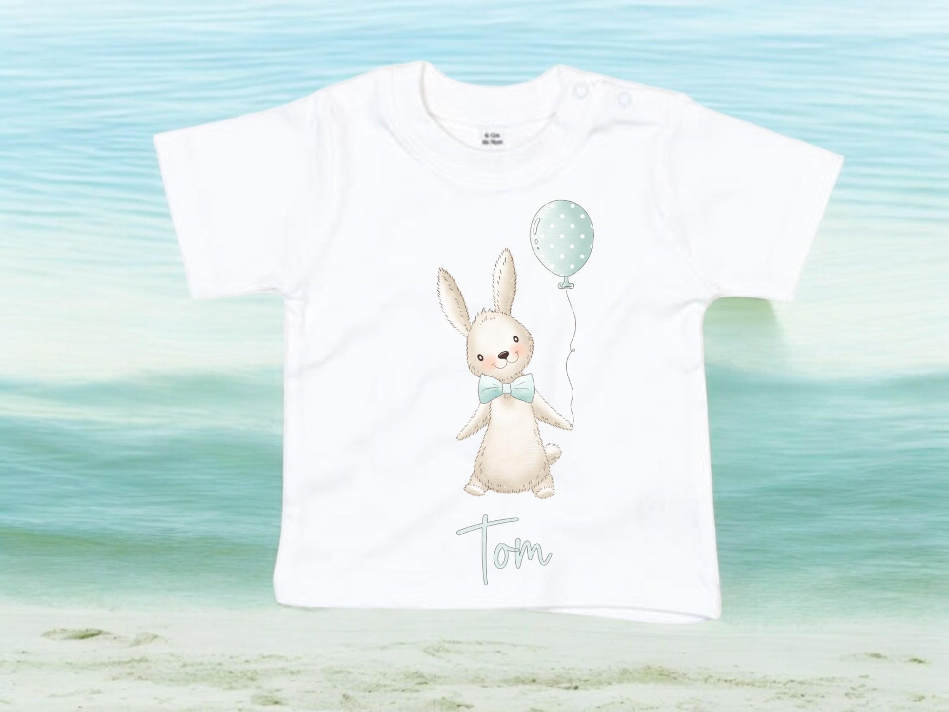 Personalisiertes Baby Shirt, weiß oder dunkelblau, mit Hasen, Osterhäschen, kurzer Arm, Art.-Nr. BS-1-BZ02