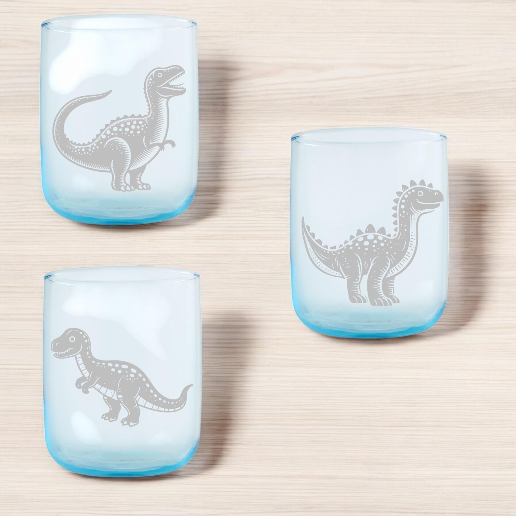 Zauberhafte Kinder-Gläser: Mit süßem Dino graviert – robust, spülmaschinenfest, perfekt für kleine Dino Fans, hellblau, 3 vers. Dinomotive