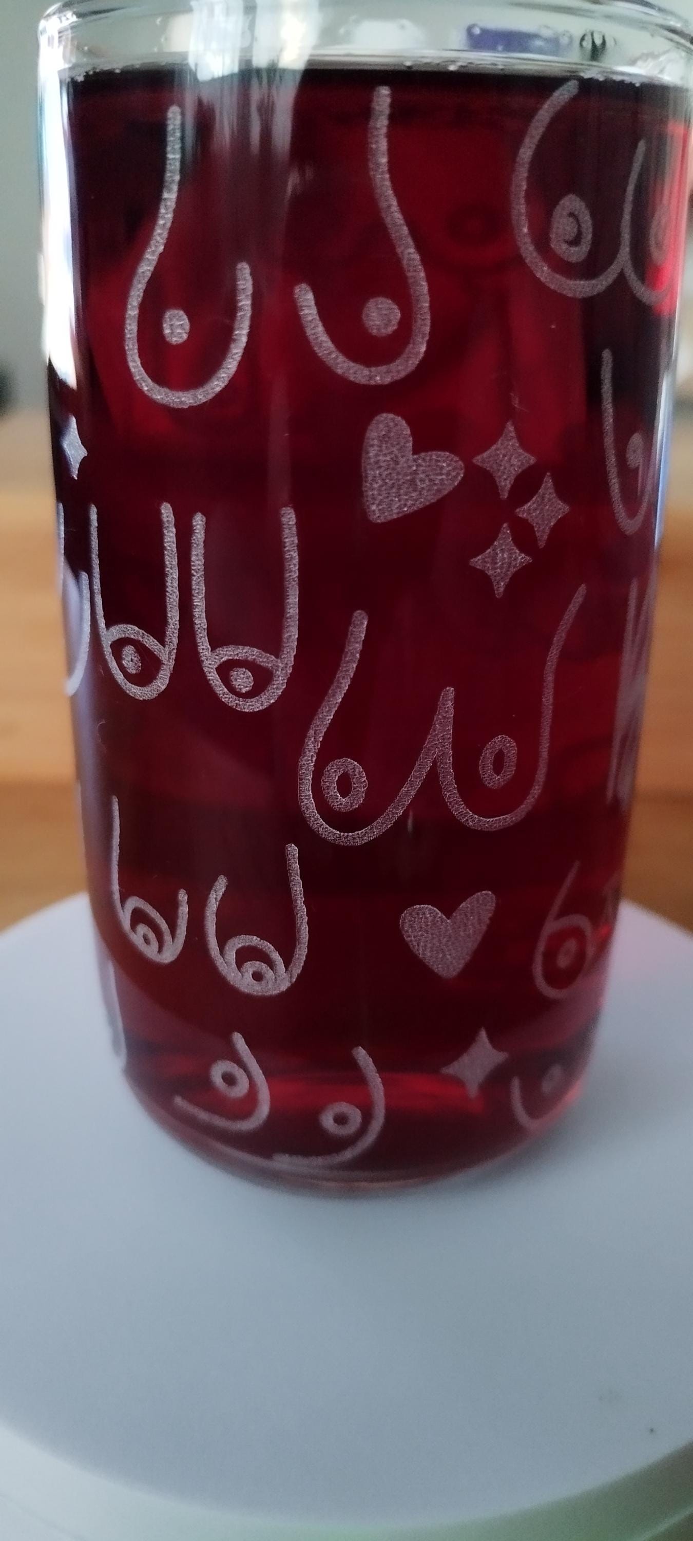 Graviertes Trinkglas mit Busenmotiven – Ein originelles Geschenk für die Busenfreundin oder den Busenfreund, graviert, personalisiert