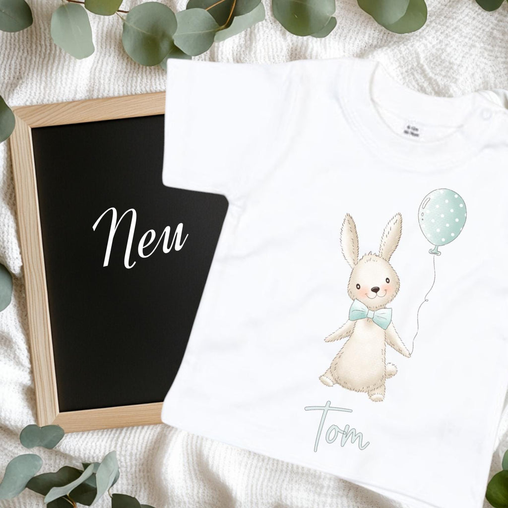Personalisiertes Baby Shirt, weiß oder dunkelblau, mit Hasen, Osterhäschen, kurzer Arm, Art.-Nr. BS-1-BZ02