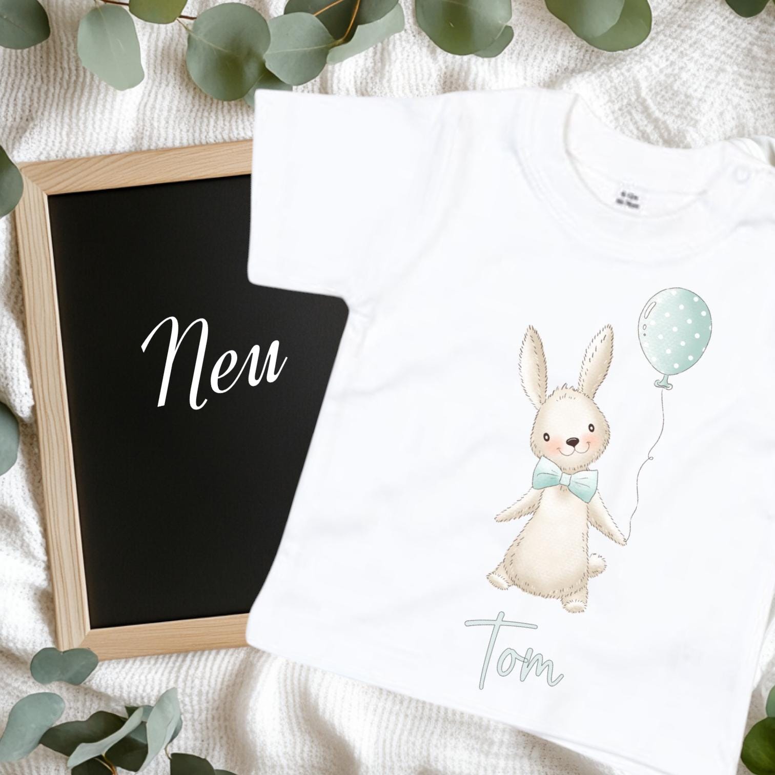 Personalisiertes Baby Shirt, weiß oder dunkelblau, mit Hasen, Osterhäschen, kurzer Arm, Art.-Nr. BS-1-BZ02