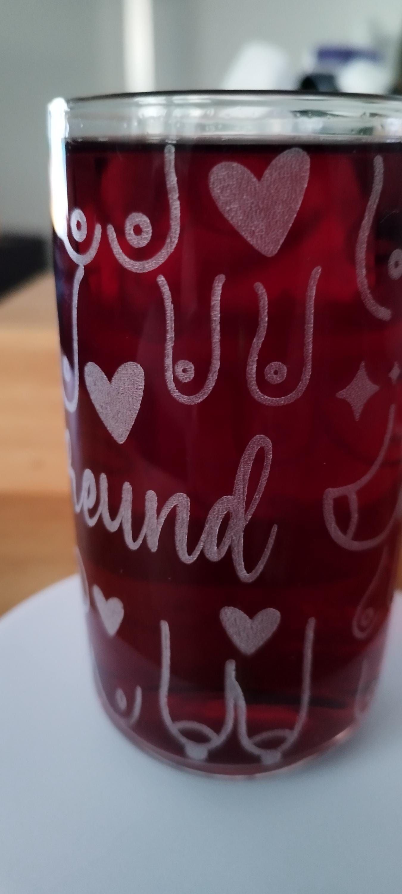Graviertes Trinkglas mit Busenmotiven – Ein originelles Geschenk für die Busenfreundin oder den Busenfreund, graviert, personalisiert