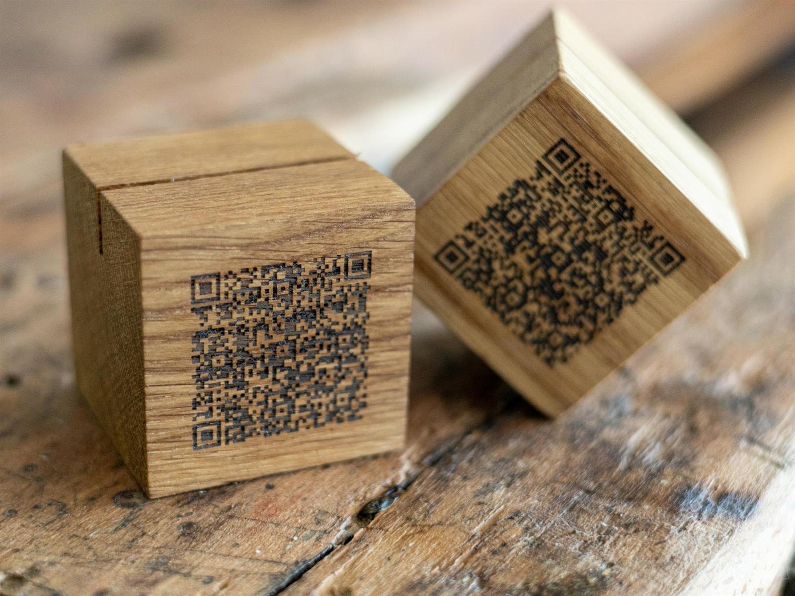 Holzwürfel mit Wunschgravur, 6x6x6 cm, mit Schlitz für Karten, Angebote usw., auf Wunsch mit QR Code, z.B. für Speisekarte