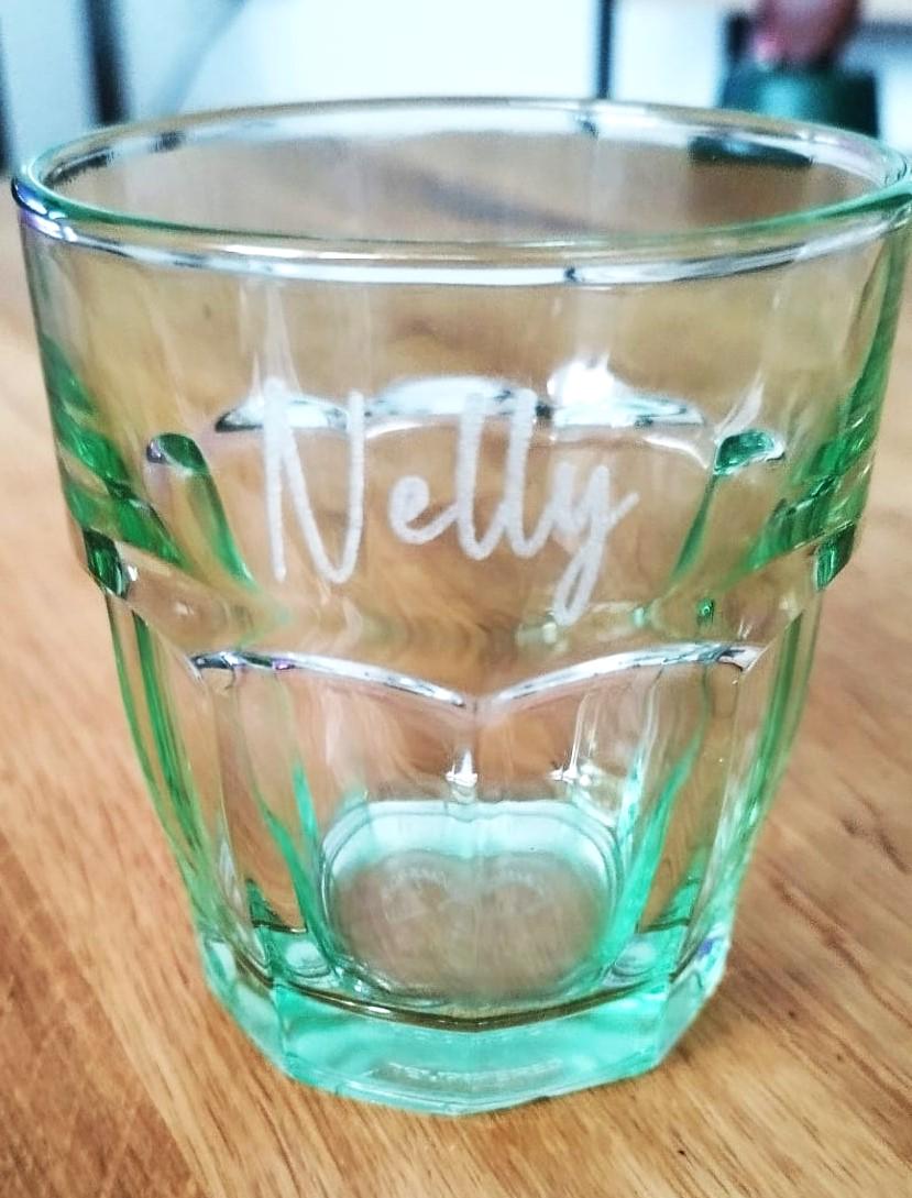 Personalisierbares Glas mit Namensgravur – Wähle aus verschiedenen Schriftarten & Icons, Glas in Hellgrün, Hellblau oder Rosa, als Geschenk