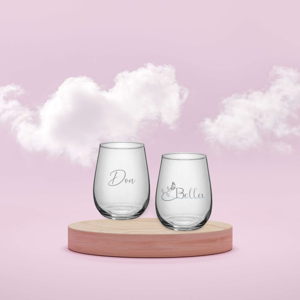 Graviertes Glas mit Namen – Perfekte Personalisierung für Ihre Hochzeitstafel und den gedeckten Tisch zu Hause