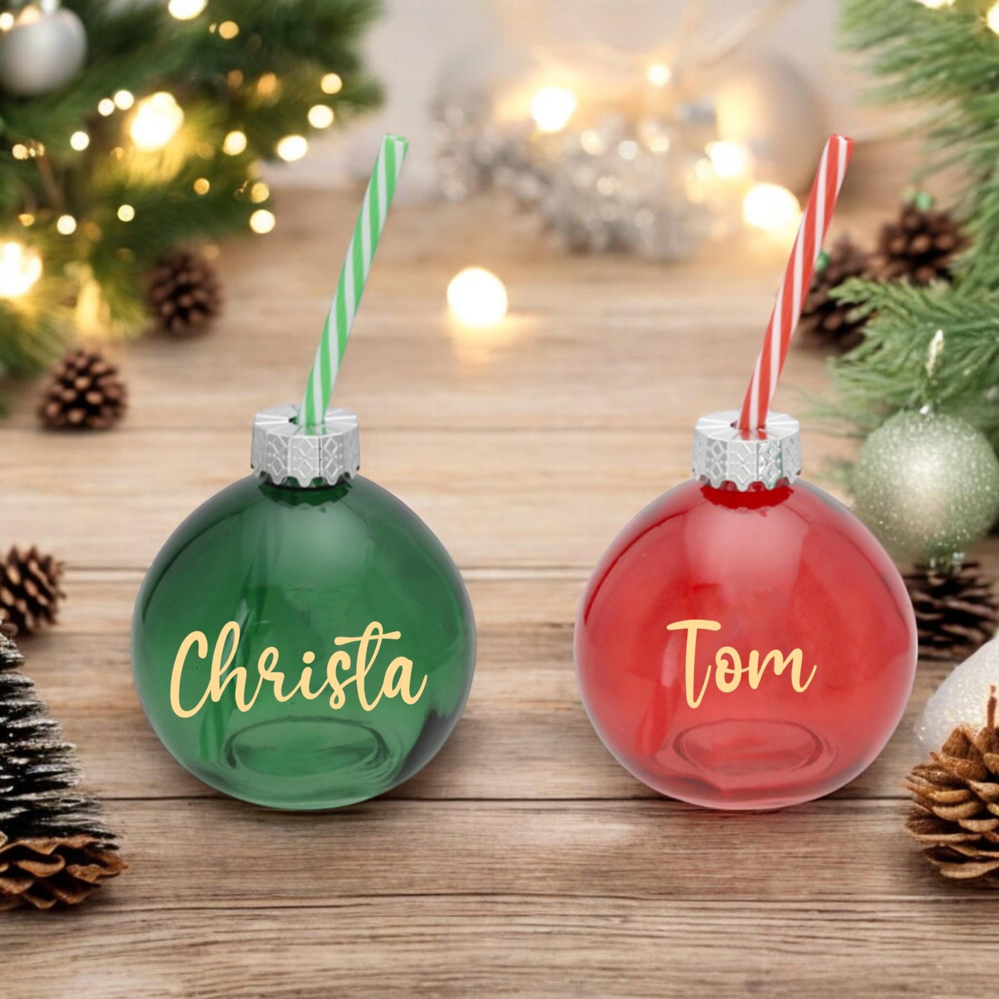 Trinkglas Christbaumkugel, mit Trinkhalm, mit deinem Wunschnamen personalisiert, perfekt für die Weihnachtstafel, in rot oder grün