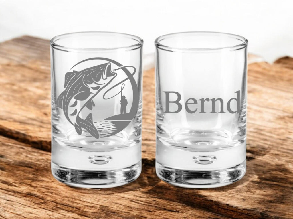 Bierglas oder Schnapsglas mit Anglermotiv + Namen, graviert, Geschenk personalisiert, für Angler, Fisch und Angel, auch in Set, Art.-Nr.AG1