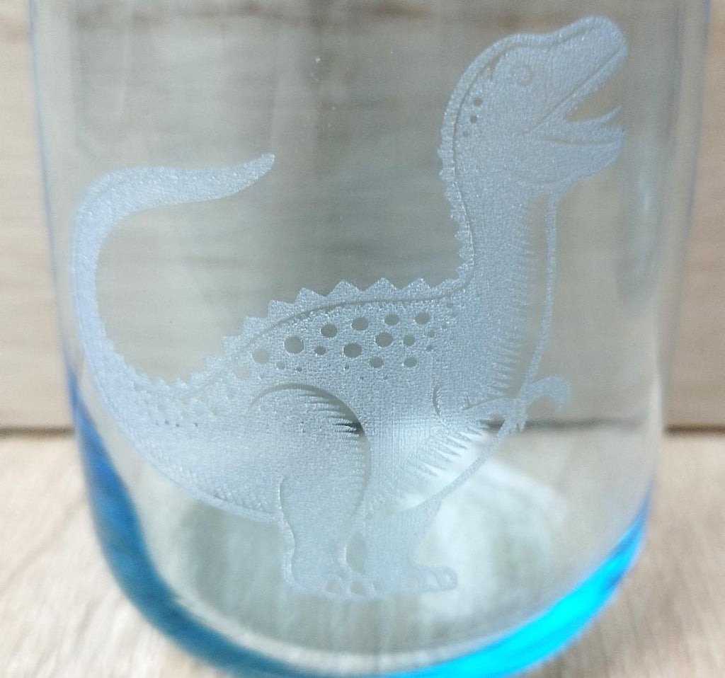 Zauberhafte Kinder-Gläser: Mit süßem Dino graviert – robust, spülmaschinenfest, perfekt für kleine Dino Fans, hellblau, 3 vers. Dinomotive