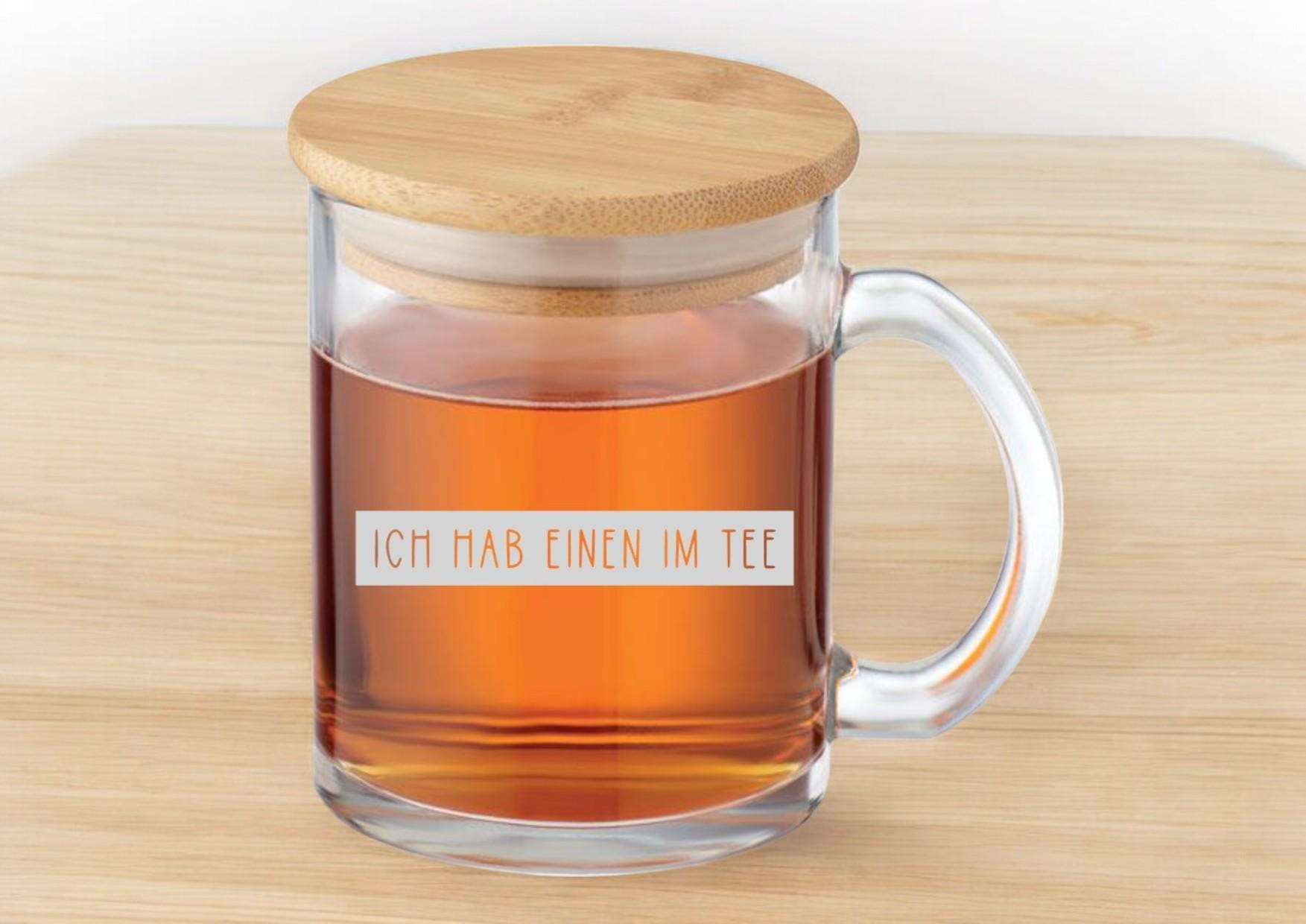 Teeglas, Teetasse mit Bambusdeckel, graviert, personalisiert, mit Namen auf Wunsch, Geschenk für Teetrinker, lustiger Spruch, Art.-Nr. TG04