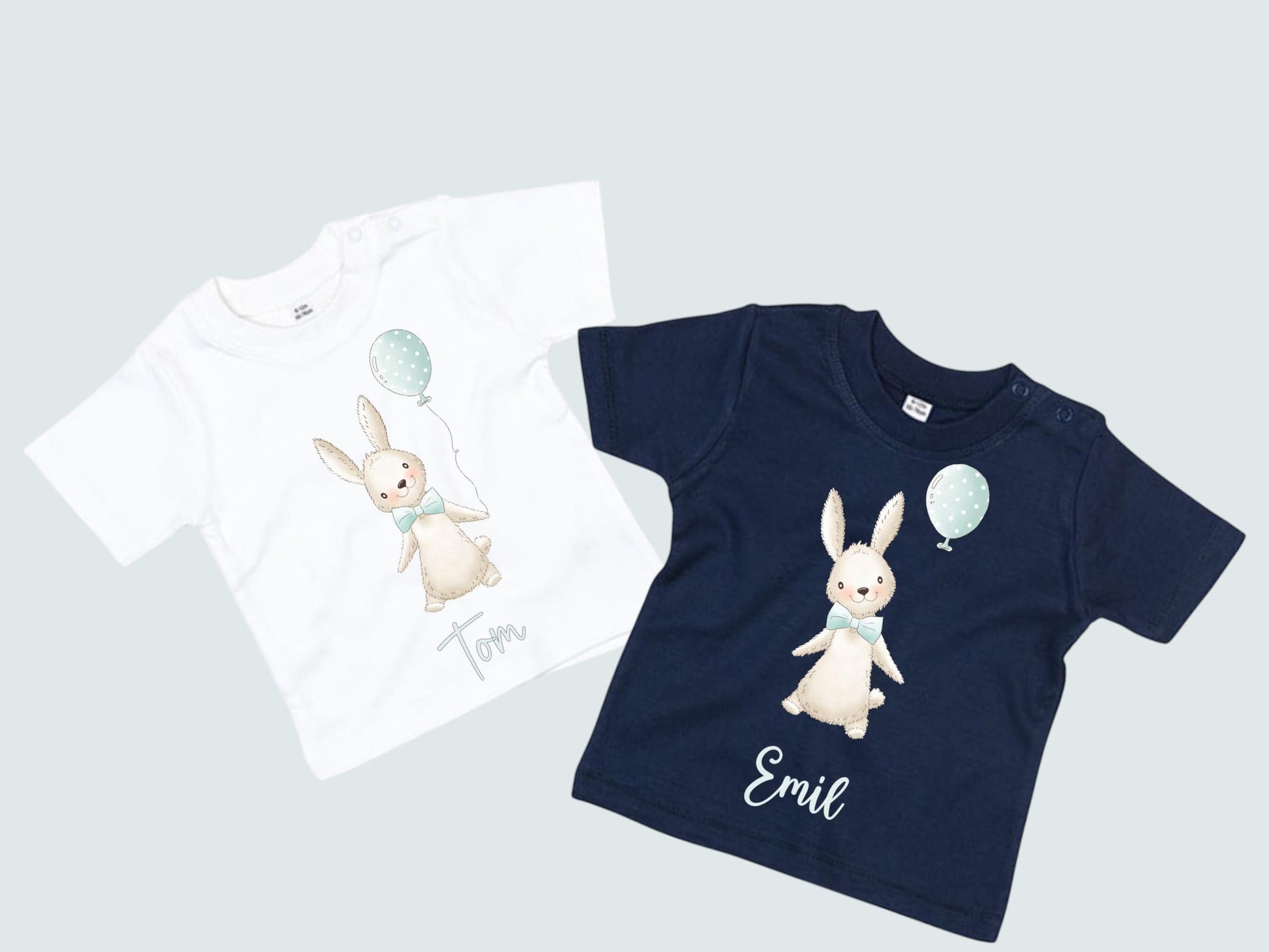 Personalisiertes Baby Shirt, weiß oder dunkelblau, mit Hasen, Osterhäschen, kurzer Arm, Art.-Nr. BS-1-BZ02