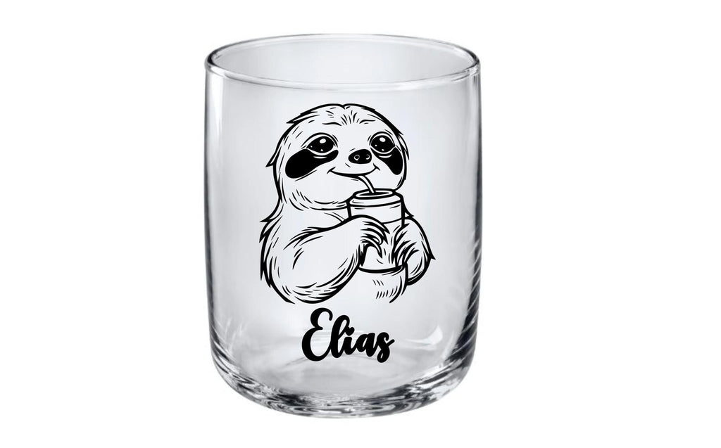 Elegantes Trinkglas mit graviertem Faultier-Motiv & Wunschname, Geschenk für Kinder, 3 Glas Formen zur Auswahl, Art.-Nr.  KT03
