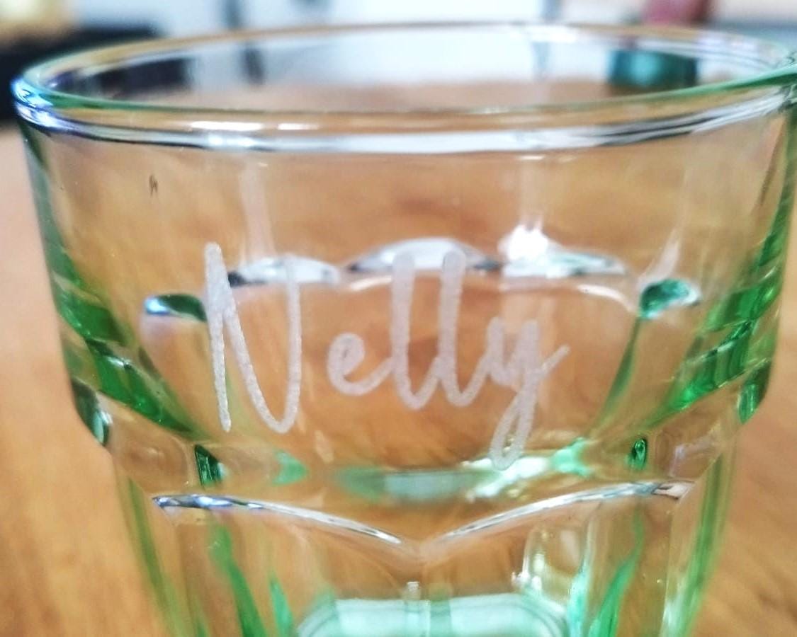 Personalisierbares Glas mit Namensgravur – Wähle aus verschiedenen Schriftarten & Icons, Glas in Hellgrün, Hellblau oder Rosa, als Geschenk