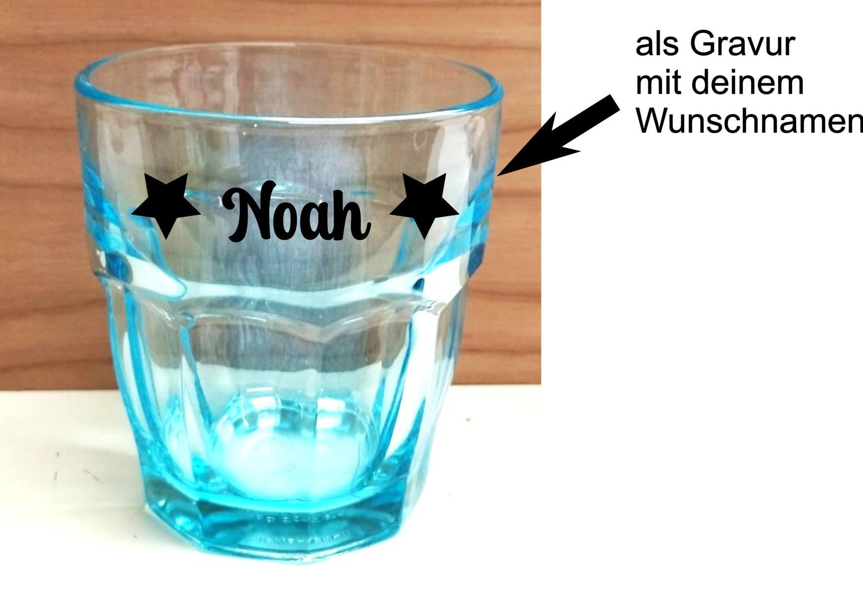Personalisierbares Glas mit Namensgravur – Wähle aus verschiedenen Schriftarten & Icons, Glas in Hellgrün, Hellblau oder Rosa, als Geschenk