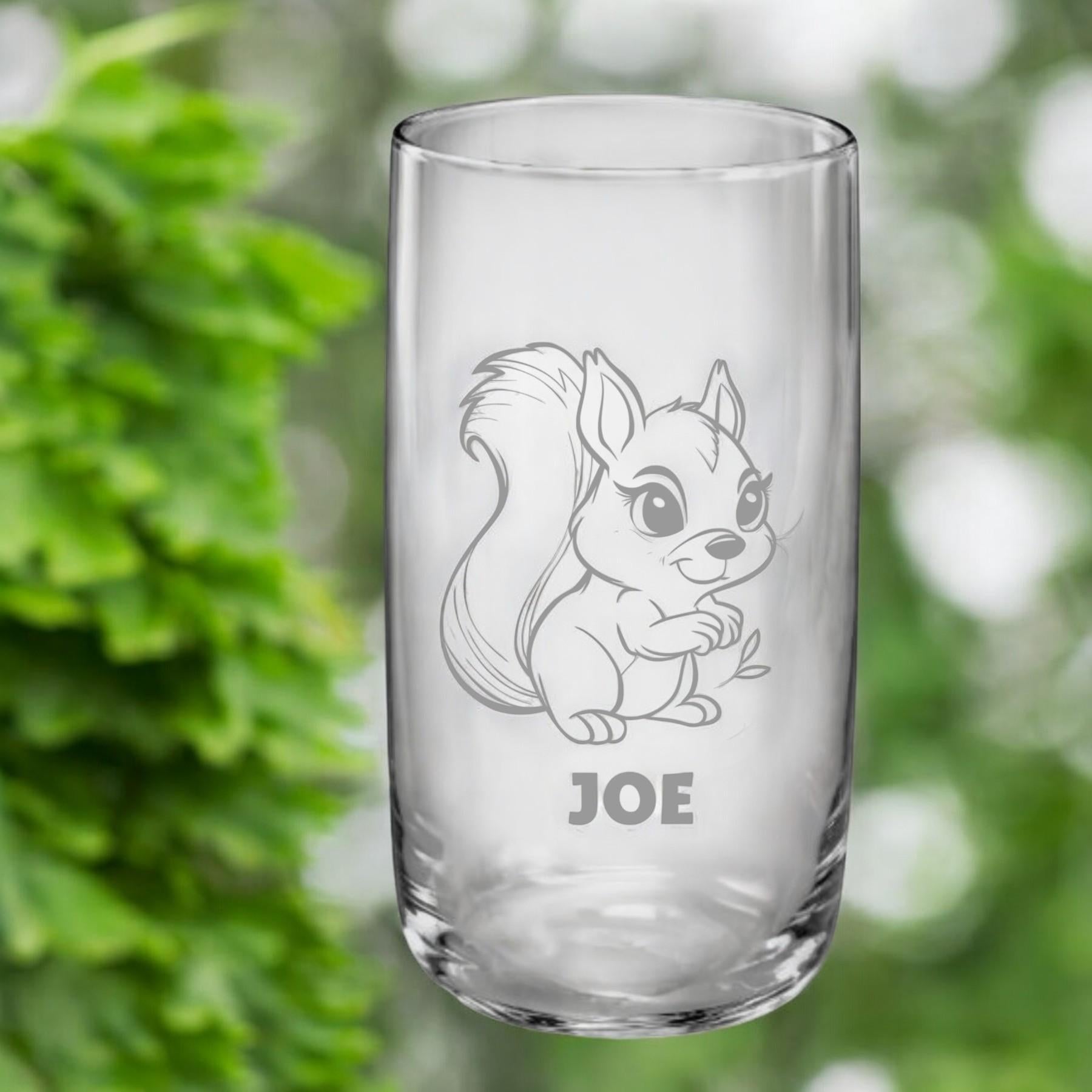 Trinkglas mit Eichhörnchen – charmant und personalisierbar, auf Wunsch mit Namen, 4 verschiedene Motive, Geschenk für Eichhörnchen-Fans