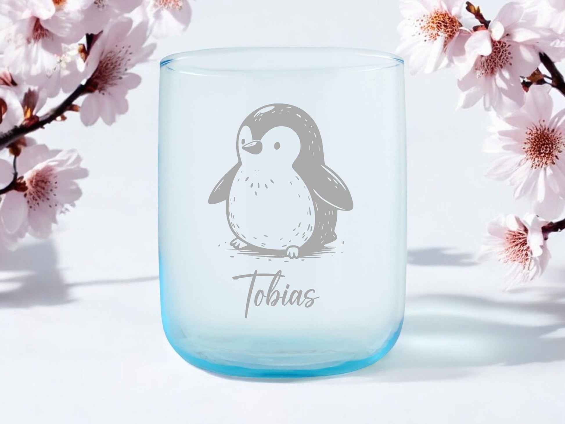 Einzigartiges, personalisiertes Kindertrinkglas, mit Pinguin und Namen graviert, handlich für kleine Kinderhände, versch. Glas-Farben-Formen