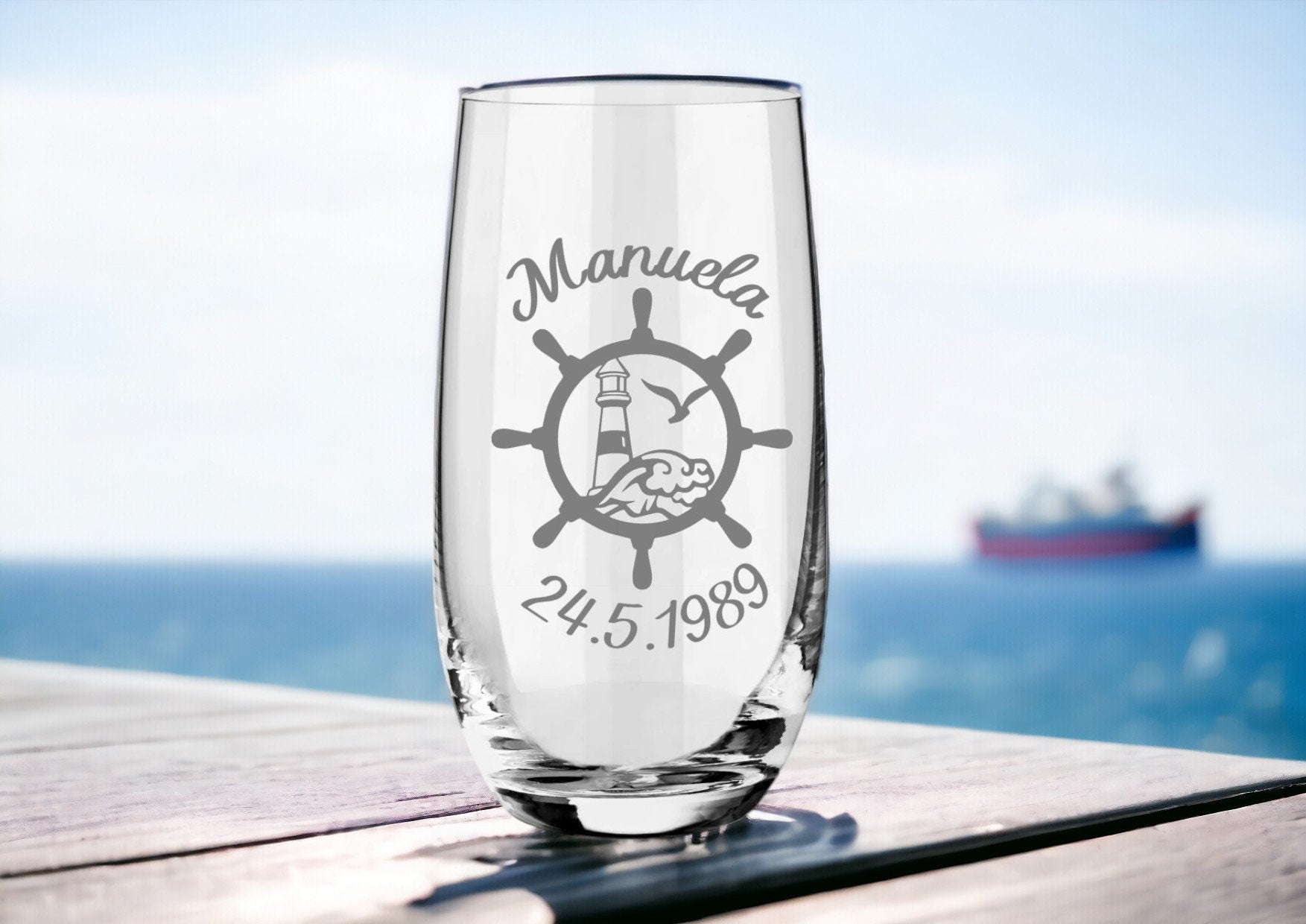 Hochwertiges maritimes Trinkglas mit individueller Gravur - Perfekt personalisiertes Geschenk! personalisiert mit Namen + Datum nach Wunsch