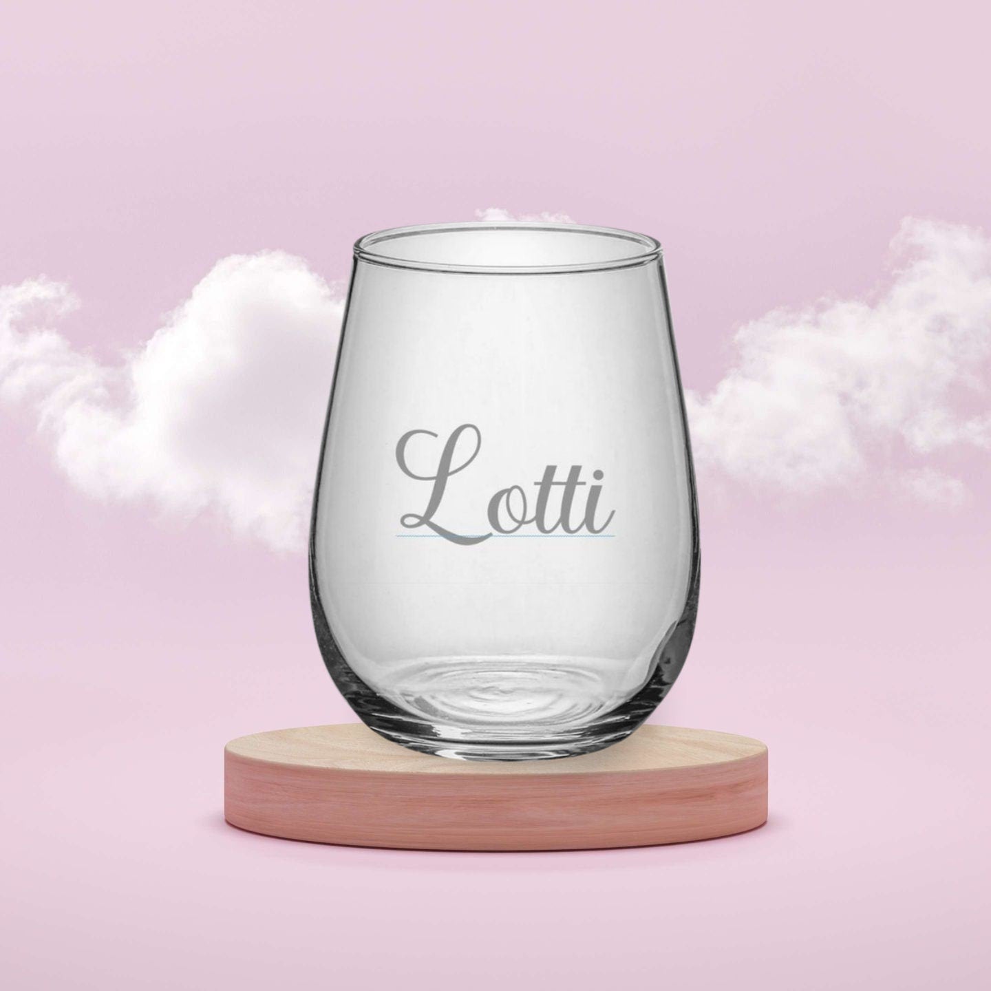 Graviertes Glas mit Namen – Perfekte Personalisierung für Ihre Hochzeitstafel und den gedeckten Tisch zu Hause