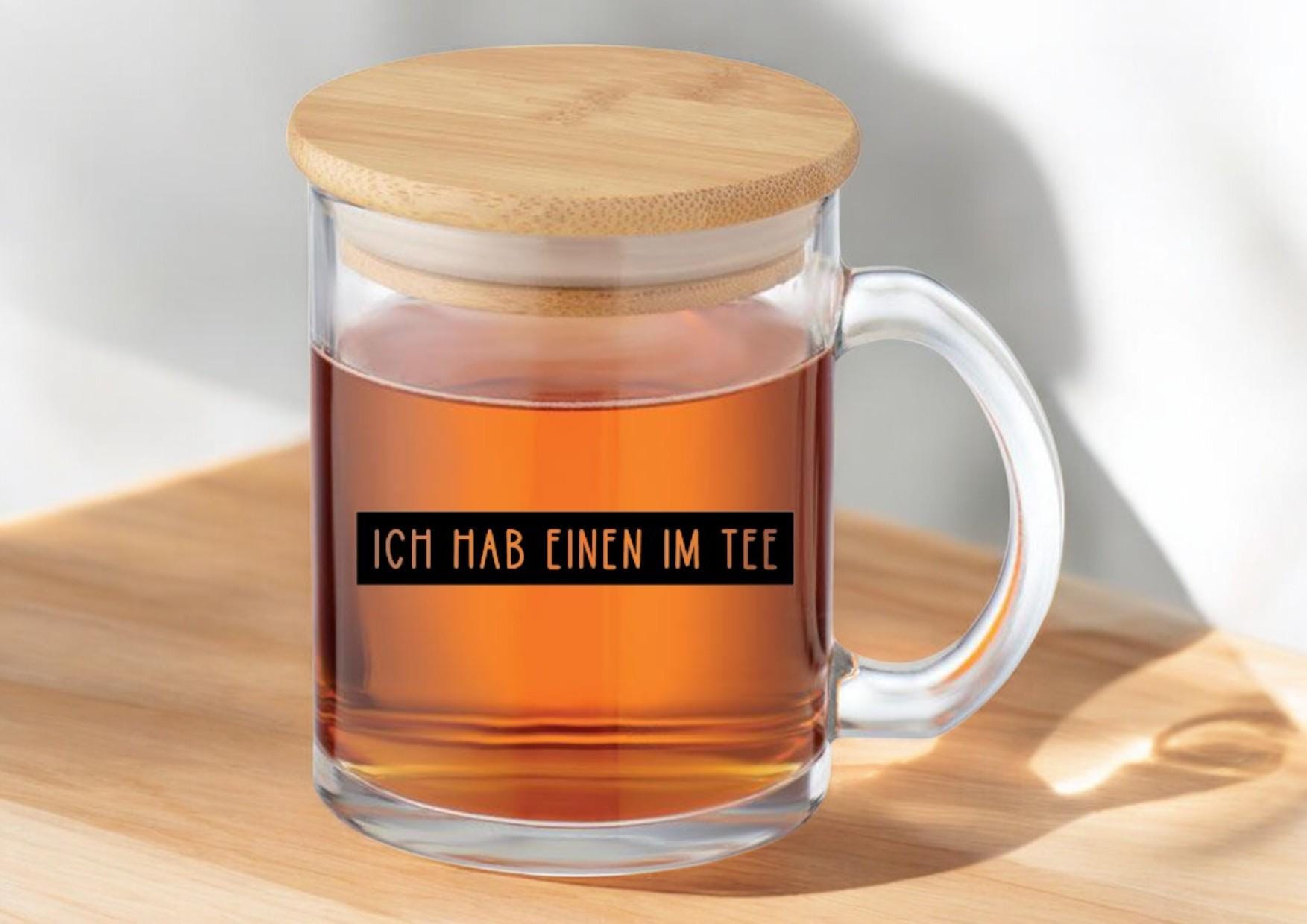 Teeglas, Teetasse mit Bambusdeckel, graviert, personalisiert, mit Namen auf Wunsch, Geschenk für Teetrinker, lustiger Spruch, Art.-Nr. TG04