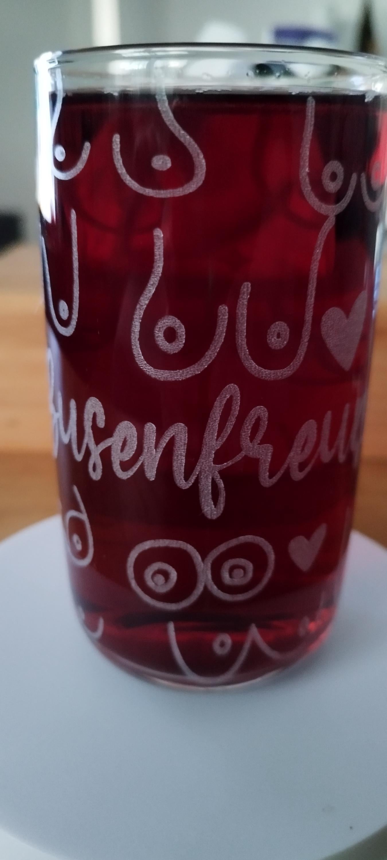 Graviertes Trinkglas mit Busenmotiven – Ein originelles Geschenk für die Busenfreundin oder den Busenfreund, graviert, personalisiert