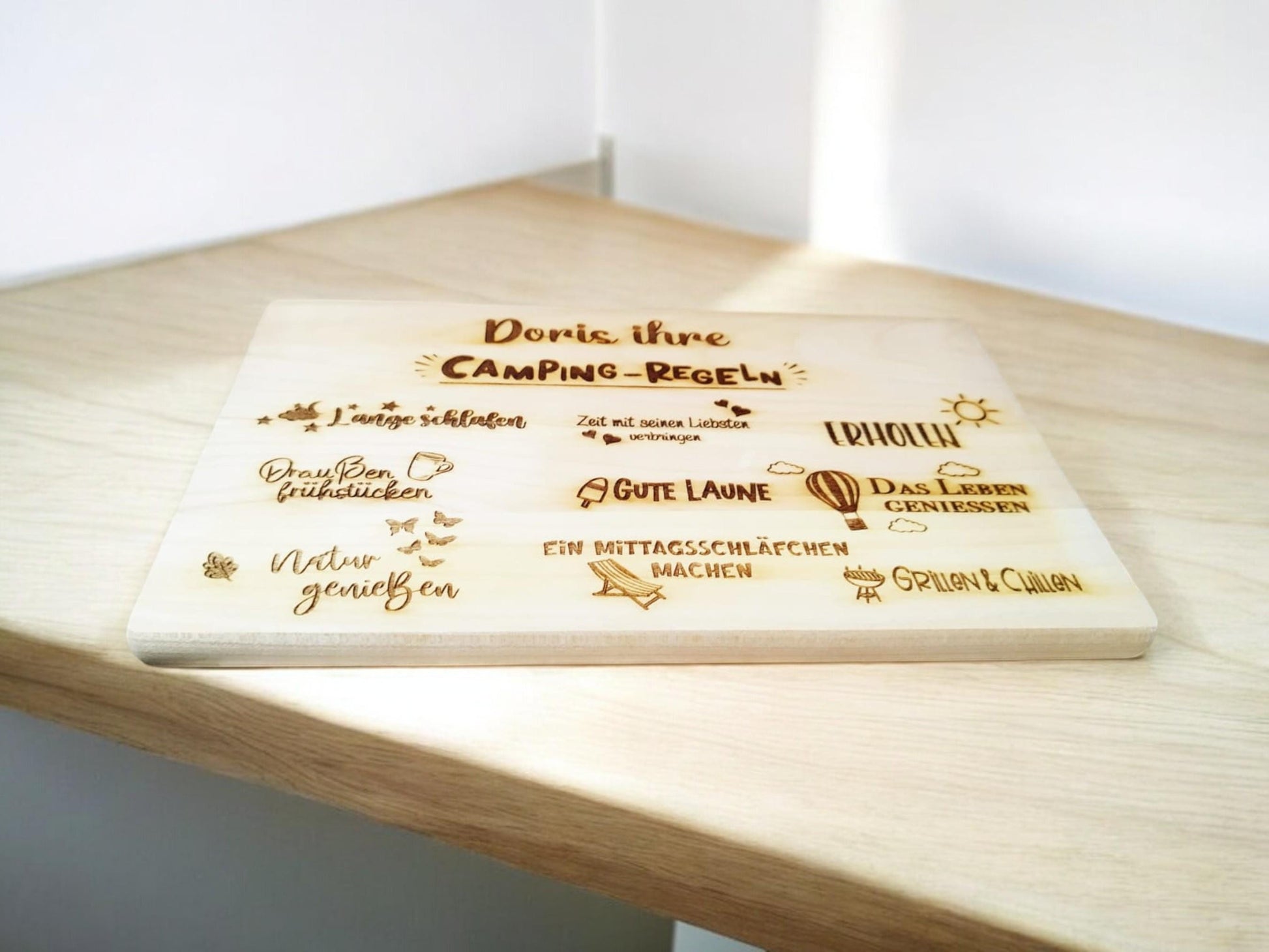 Schneidbrett mit Camping Regeln, aus massivem Ahorn Holz, 26x15x1,2 cm, personalisiertes Geschenk für Camper, mit Wunschnamen, Must have