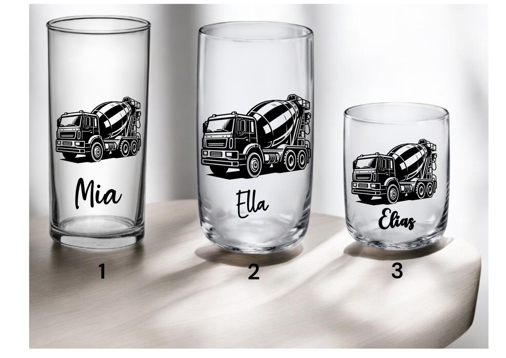 Kinder Trinkglas mit graviertem Betonmischer-Motiv & Wunschname, Geschenk für Kinder, 3 Glas Formen zur Auswahl, Art.-Nr.  KT03