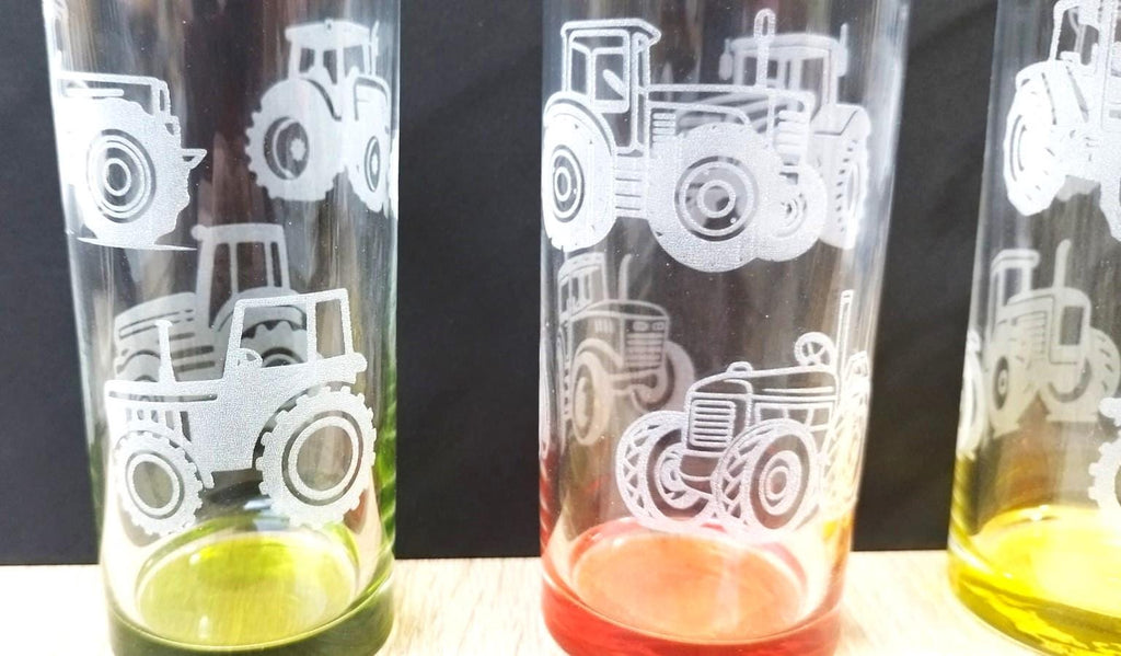3 Traktorgläser im Set, versch. Traktoren, versch. farbige Glasböden, Geschenk für Traktorfans, spülmaschinenfest, Art.-Nr. Tr001
