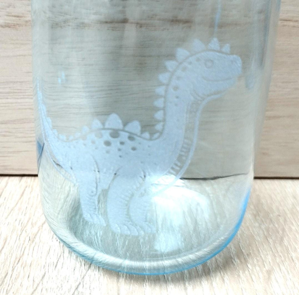 Zauberhafte Kinder-Gläser: Mit süßem Dino graviert – robust, spülmaschinenfest, perfekt für kleine Dino Fans, hellblau, 3 vers. Dinomotive