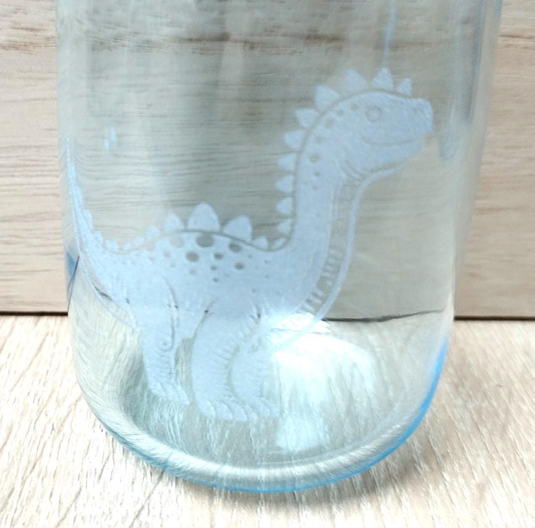 Zauberhafte Kinder-Gläser: Mit süßem Dino graviert – robust, spülmaschinenfest, perfekt für kleine Dino Fans, hellblau, 3 vers. Dinomotive