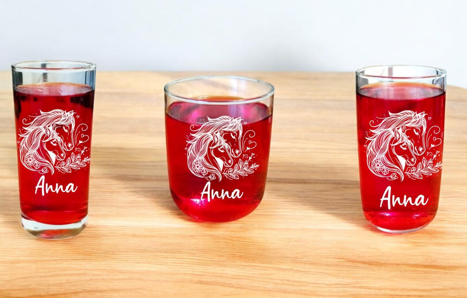 Pferde Glas, personalisiert mit Namen, graviert, 3 verschiedene Gläserformen, sehr schönes Motiv, Geschenk für Pferdefreundinnen, Art.Nr.PG4