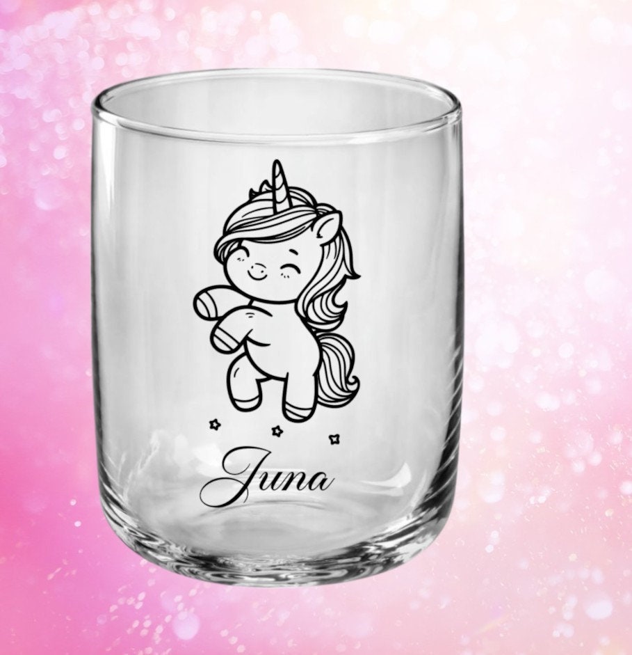 Graviertes Trinkglas mit Einhorn und Namen für Kinder, gut geeignet für kleine Kinderhände, ideales Geschenk zum Geburtstag o.a. Kindertag