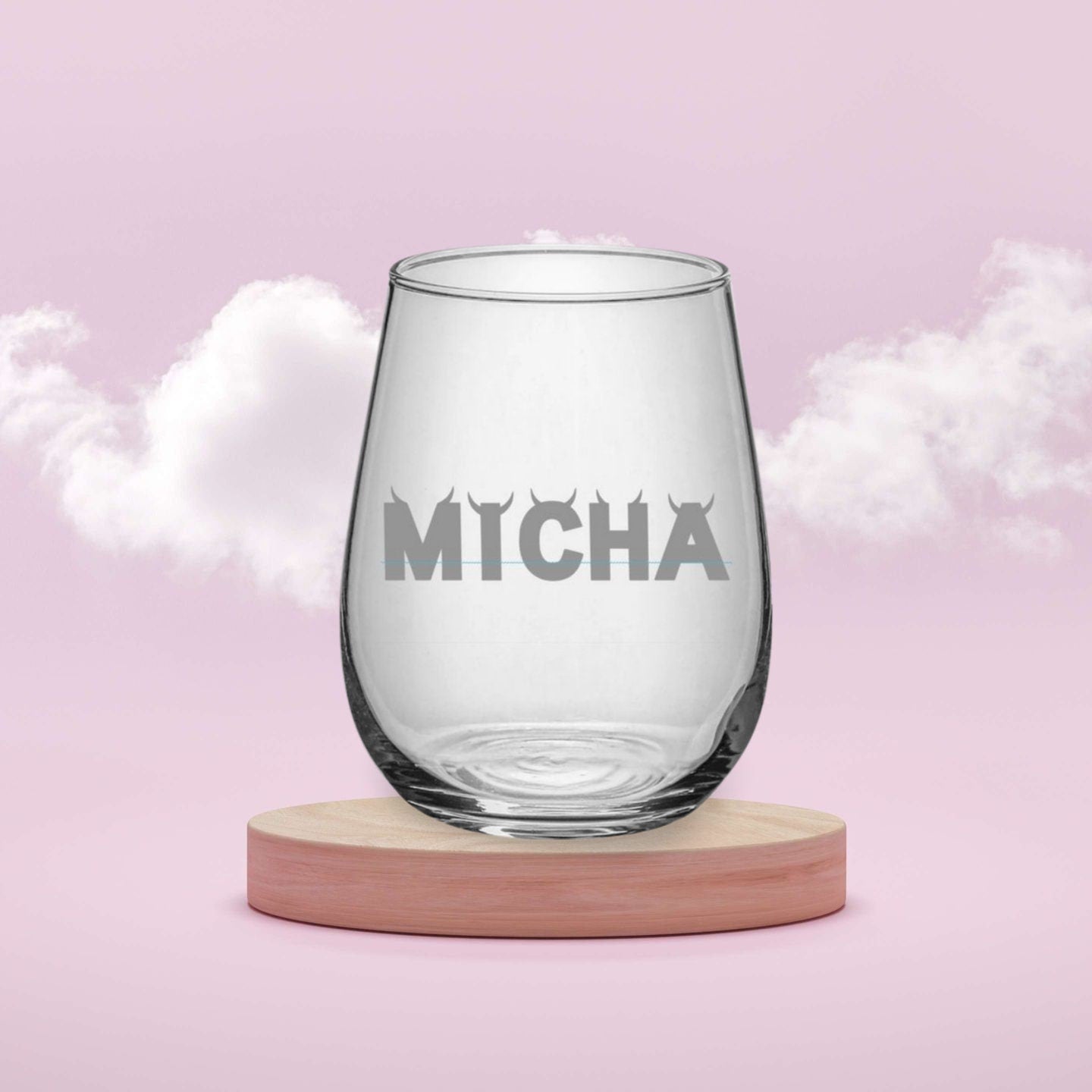 Graviertes Glas mit Namen – Perfekte Personalisierung für Ihre Hochzeitstafel und den gedeckten Tisch zu Hause