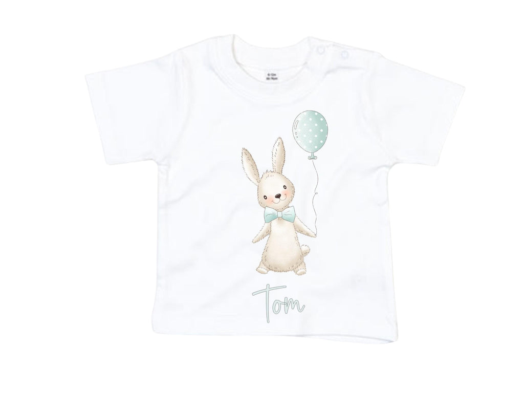 Personalisiertes Baby Shirt, weiß oder dunkelblau, mit Hasen, Osterhäschen, kurzer Arm, Art.-Nr. BS-1-BZ02