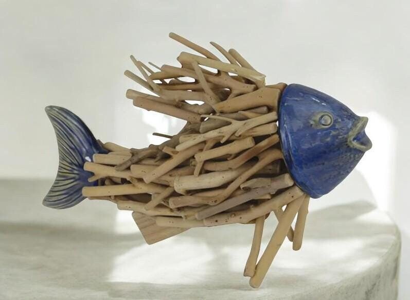 Deko Fisch aus Treibholz und Keramik, 34 cm lang, stehend, maritime Deko für das Haus, sieht in jeden Zimmer gut aus,