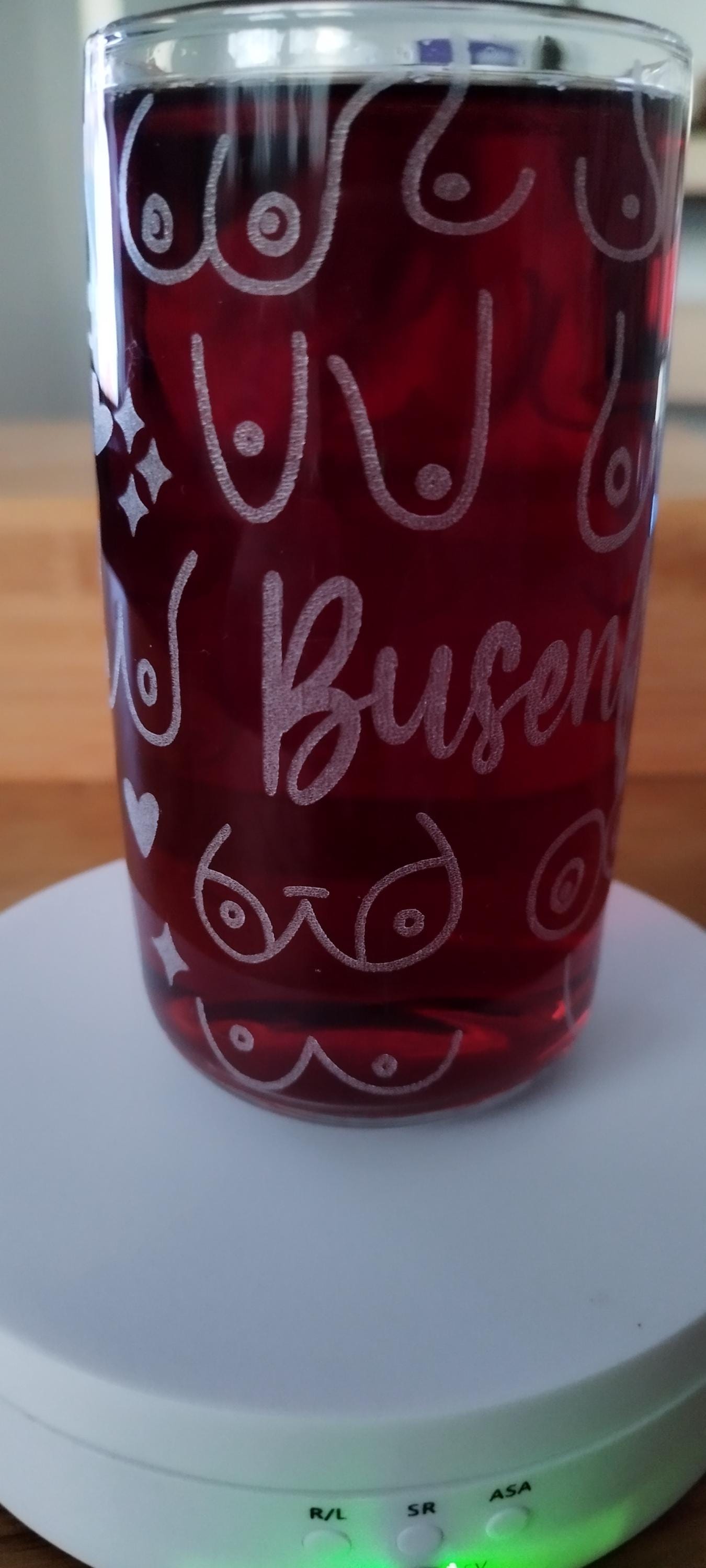 Graviertes Trinkglas mit Busenmotiven – Ein originelles Geschenk für die Busenfreundin oder den Busenfreund, graviert, personalisiert