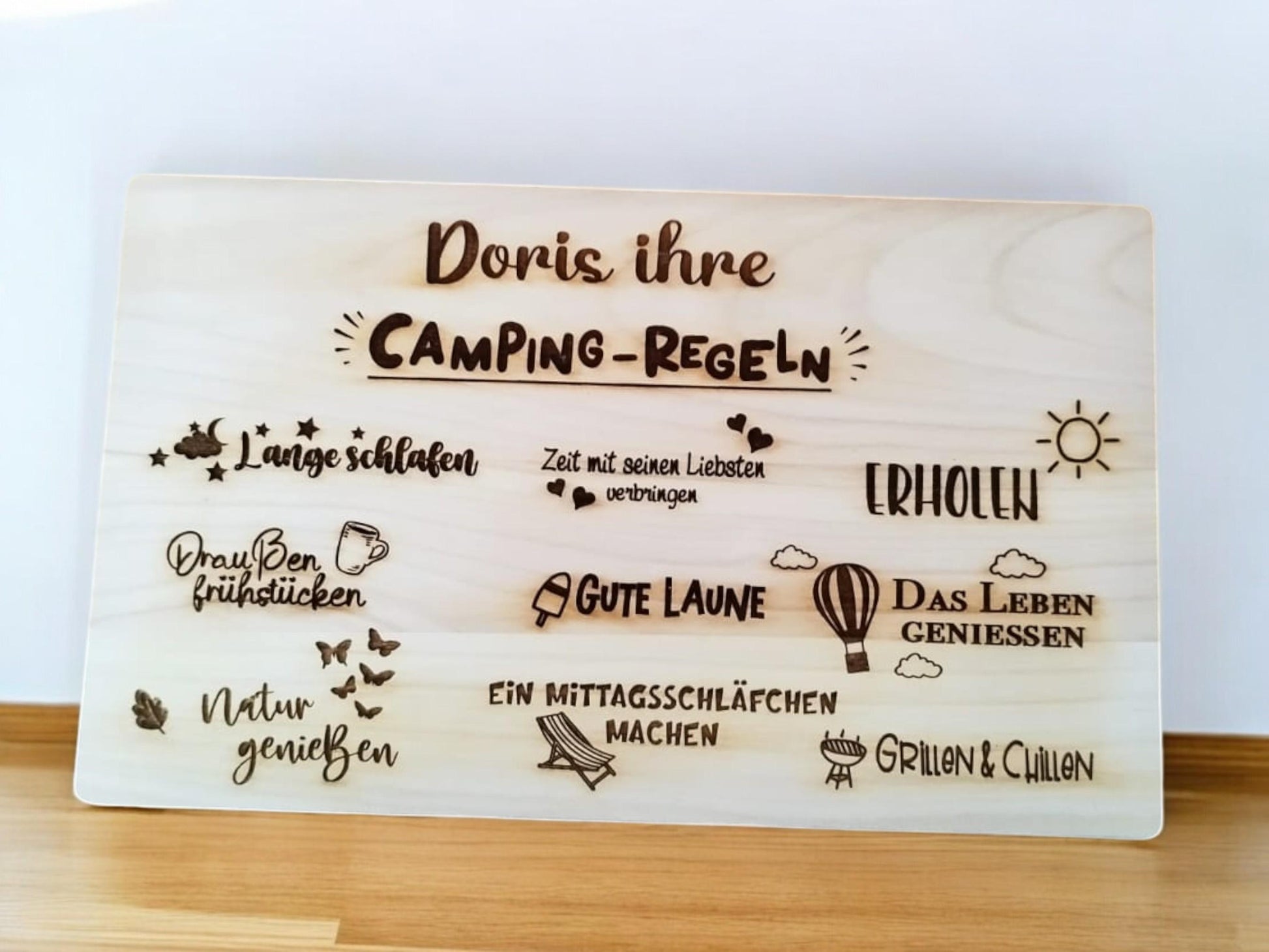 Schneidbrett mit Camping Regeln, aus massivem Ahorn Holz, 26x15x1,2 cm, personalisiertes Geschenk für Camper, mit Wunschnamen, Must have