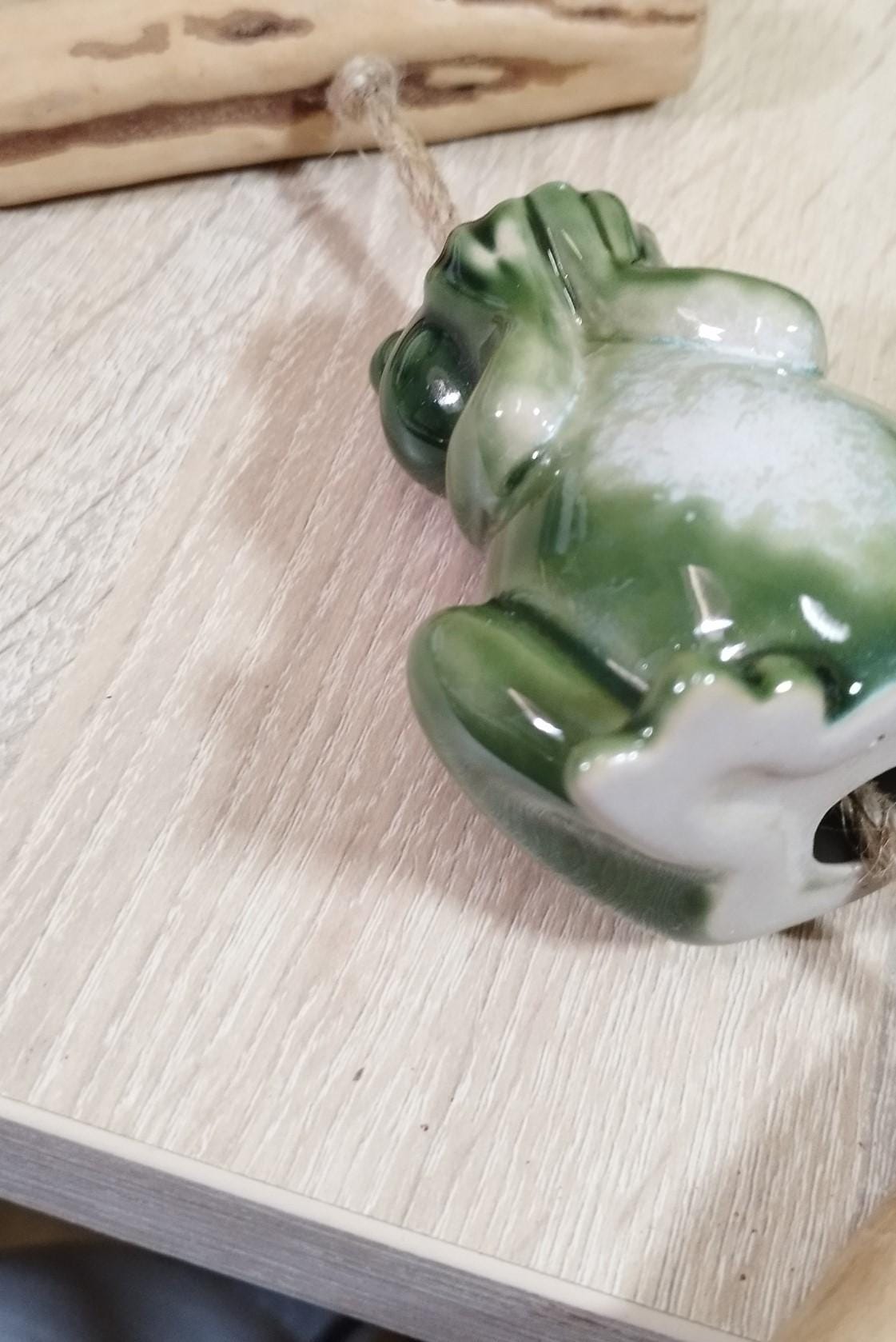 Windspiel "Frosch" – Verspielte Gartendeko aus Keramik & Schwemmholz!