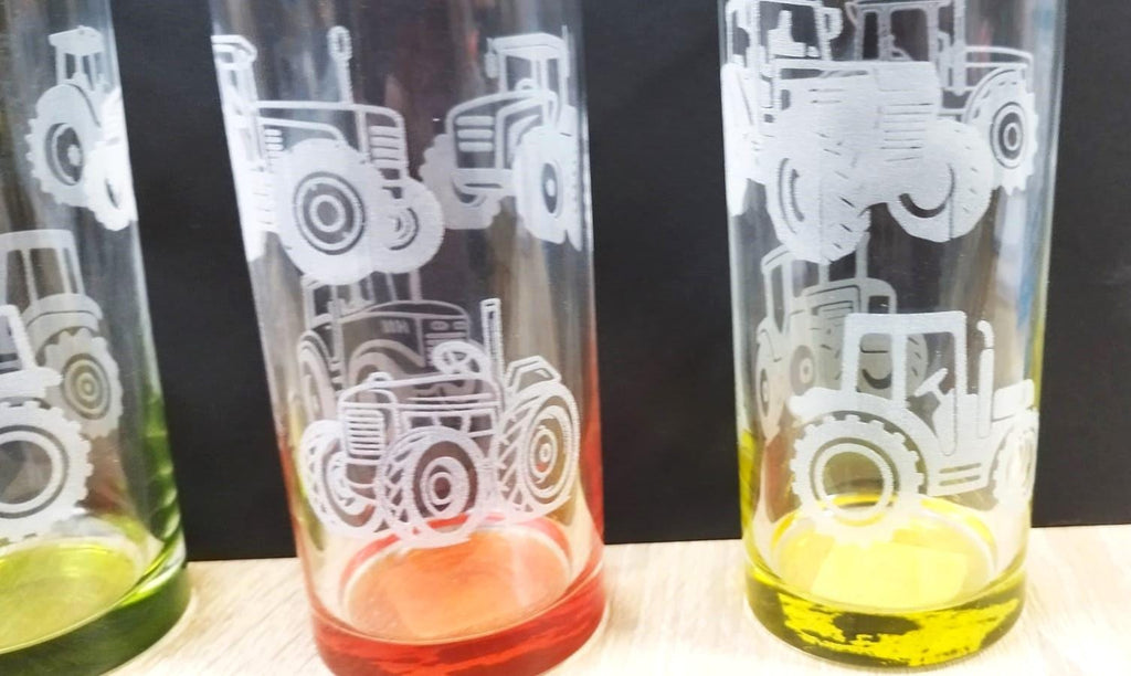 3 Traktorgläser im Set, versch. Traktoren, versch. farbige Glasböden, Geschenk für Traktorfans, spülmaschinenfest, Art.-Nr. Tr001