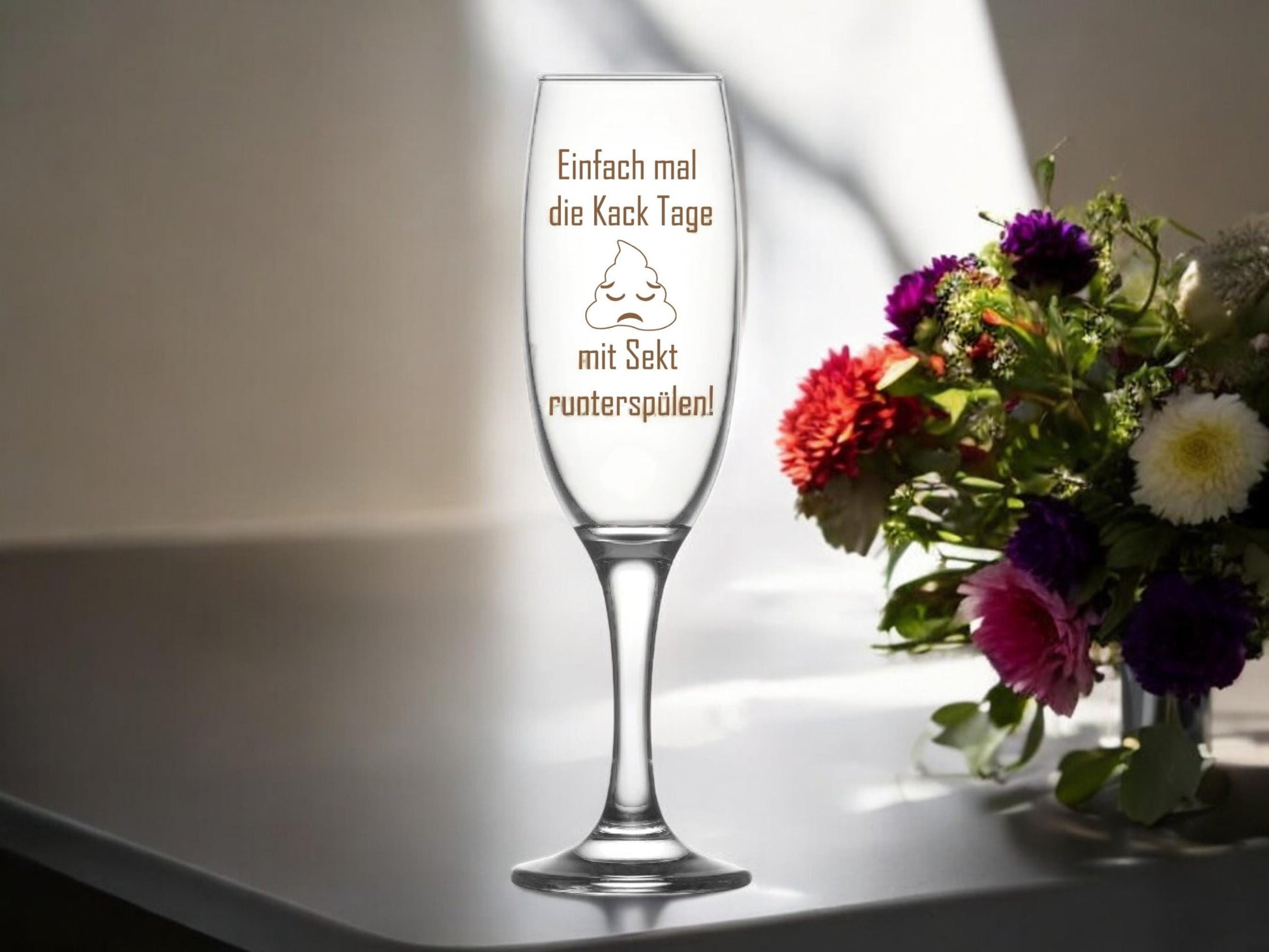 Graviertes Sektglas mit lustigen Spruch, als Mutmacher für einen Kacktag, Geschenk für Freundin, Geschenk für Sekttrinker, Art.-Nr.LDG2