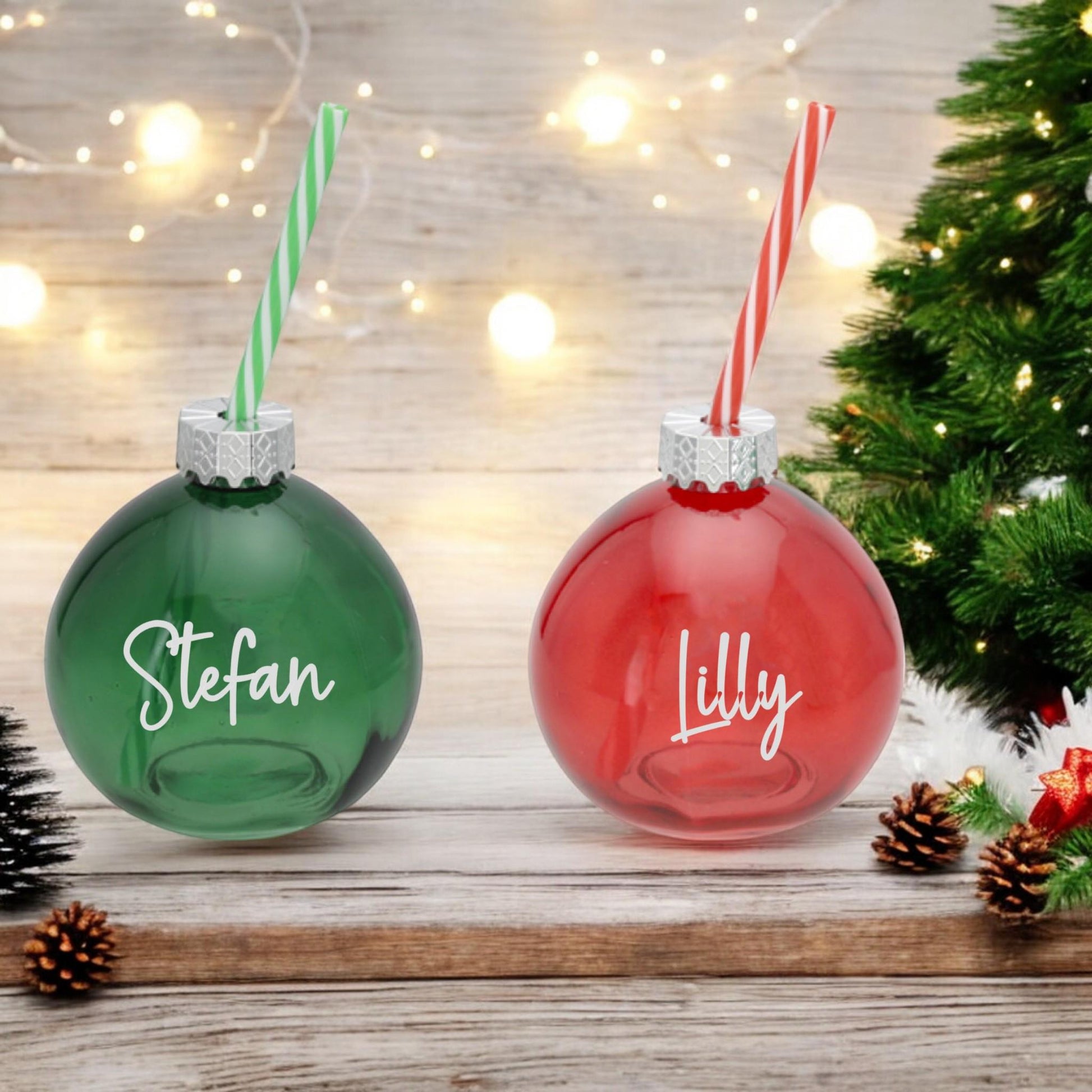 Trinkglas Christbaumkugel, mit Trinkhalm, mit deinem Wunschnamen personalisiert, perfekt für die Weihnachtstafel, in rot oder grün