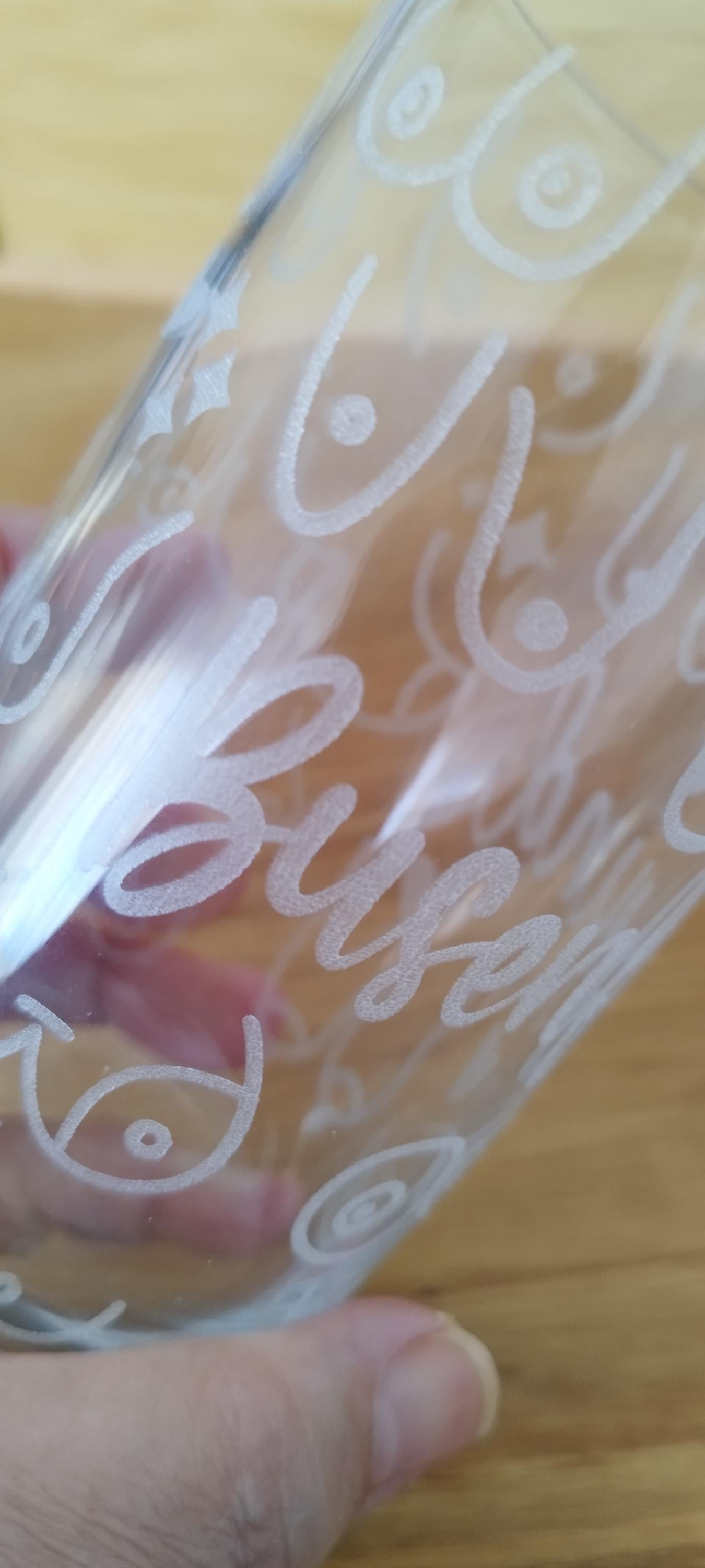 Graviertes Trinkglas mit Busenmotiven – Ein originelles Geschenk für die Busenfreundin oder den Busenfreund, graviert, personalisiert