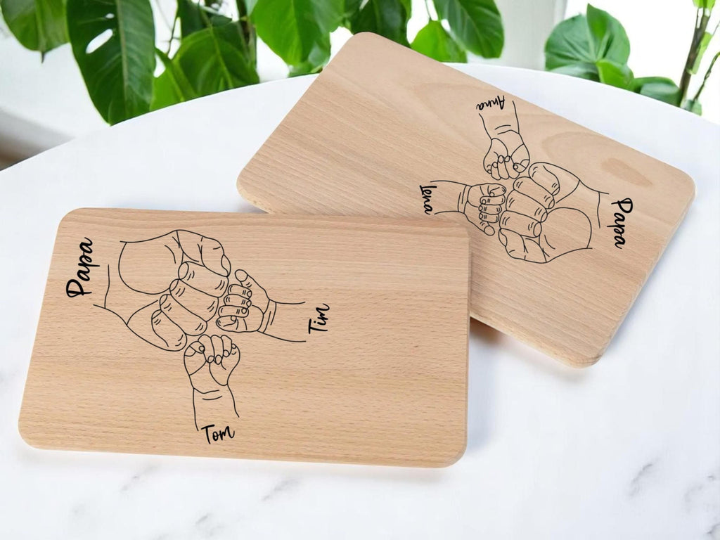Frühstücksbrettchen Papa mit den Kindern – graviertes Holzbrett aus Buche | Geschenk Vatertag personalisiert | 1-5 Kinder Fäuste, mit Namen