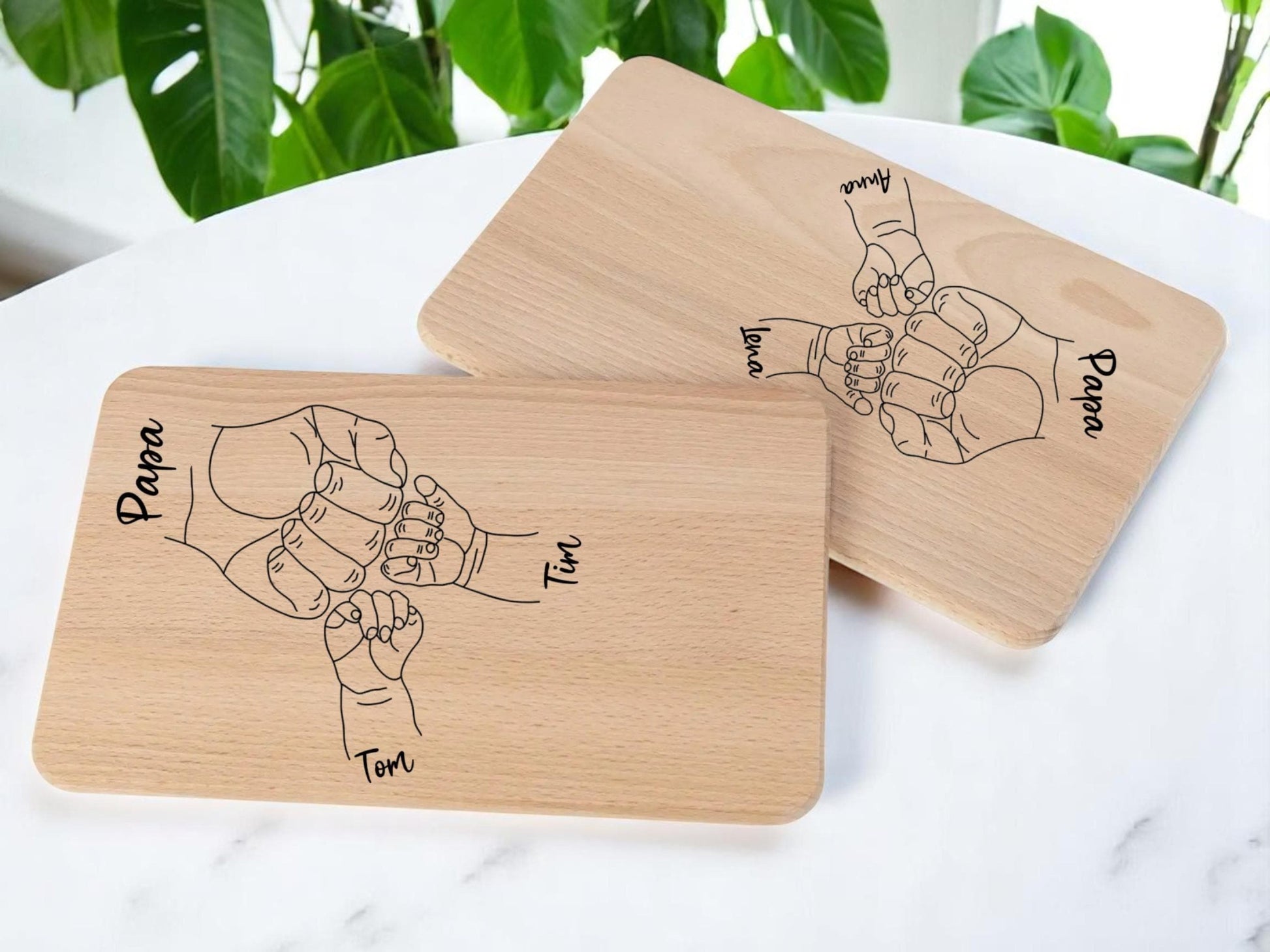 Frühstücksbrettchen Papa mit den Kindern – graviertes Holzbrett aus Buche | Geschenk Vatertag personalisiert | 1-5 Kinder Fäuste, mit Namen