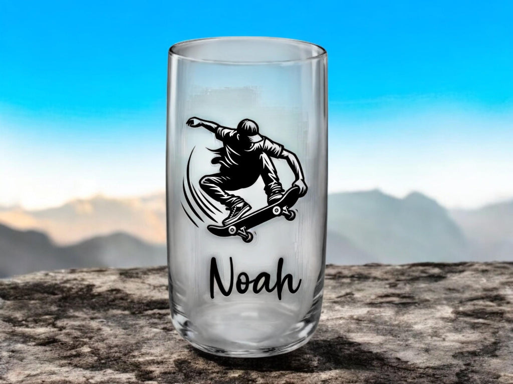 Individuelles Skater-Trinkglas – Graviert mit Wunschnamen o. Vereinslogo! versch. Schrift, Geschenk für Jungen - Skater,  Art.-Nr. SG01