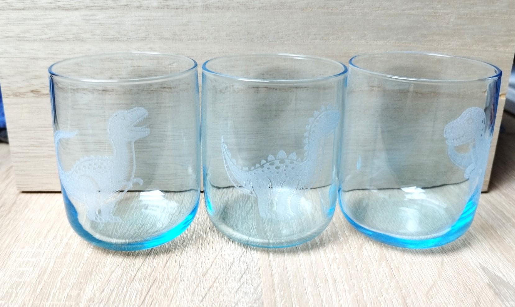 Zauberhafte Kinder-Gläser: Mit süßem Dino graviert – robust, spülmaschinenfest, perfekt für kleine Dino Fans, hellblau, 3 vers. Dinomotive