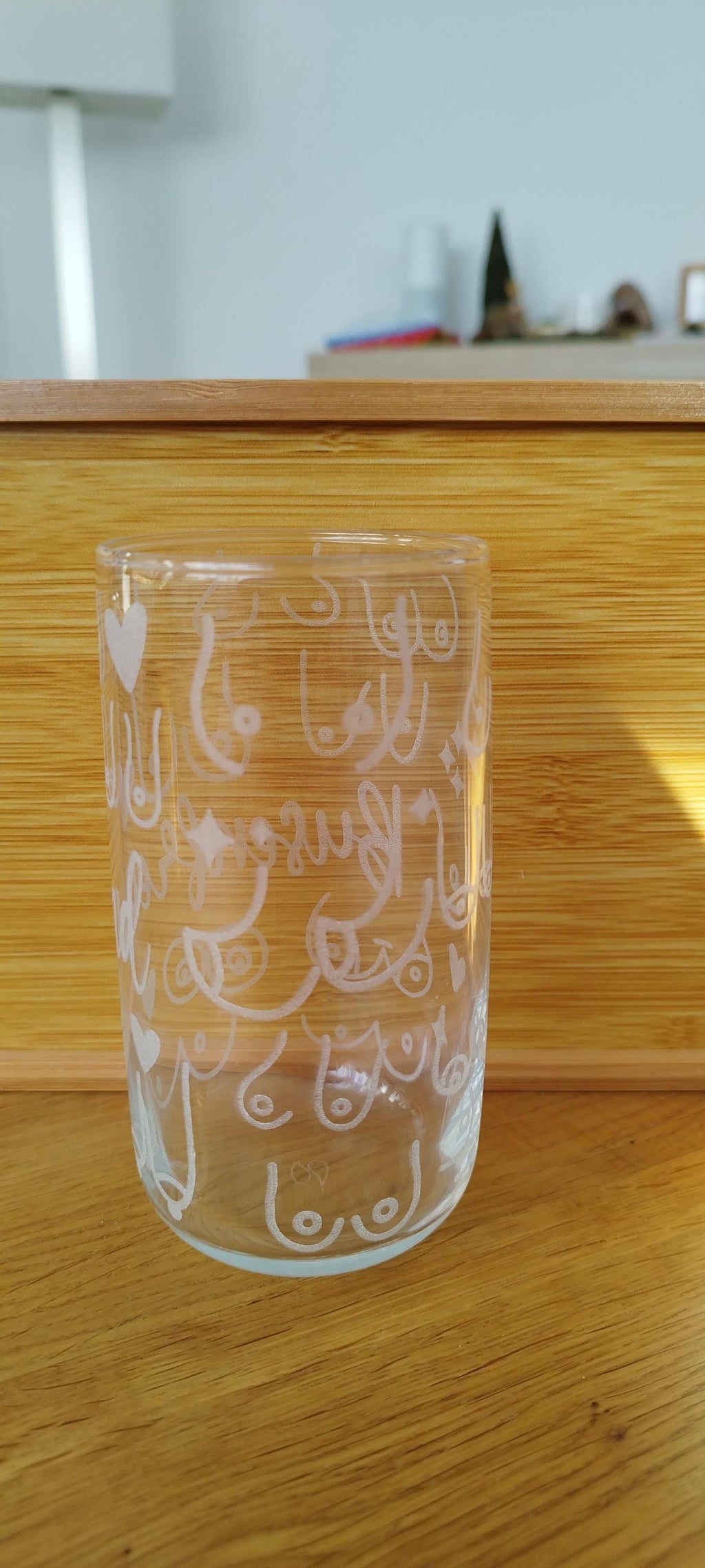Graviertes Trinkglas mit Busenmotiven – Ein originelles Geschenk für die Busenfreundin oder den Busenfreund, graviert, personalisiert